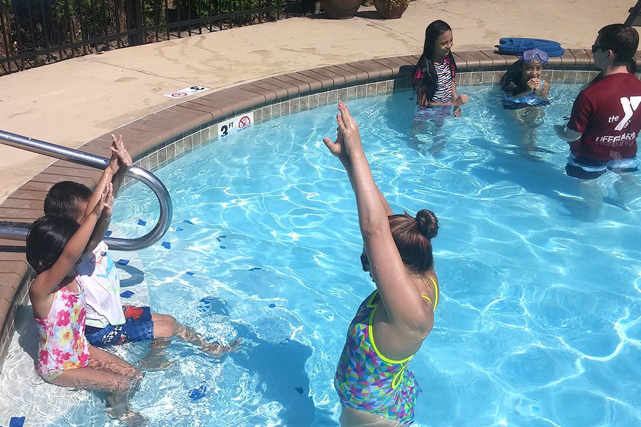 YMCA proporciona acceso a clases de natación en nuestra comunidad