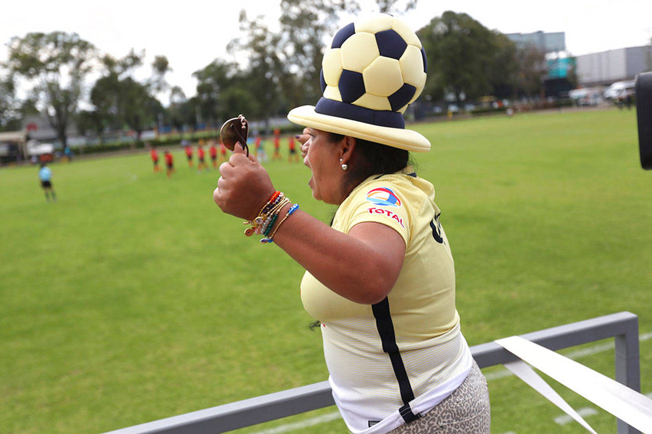 Celebran inicio de liga de fútbol de mujeres en México