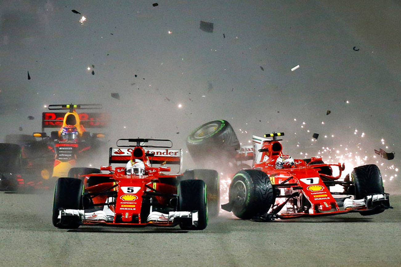 Hamilton triunfa en Singapur; Vettel se estrella