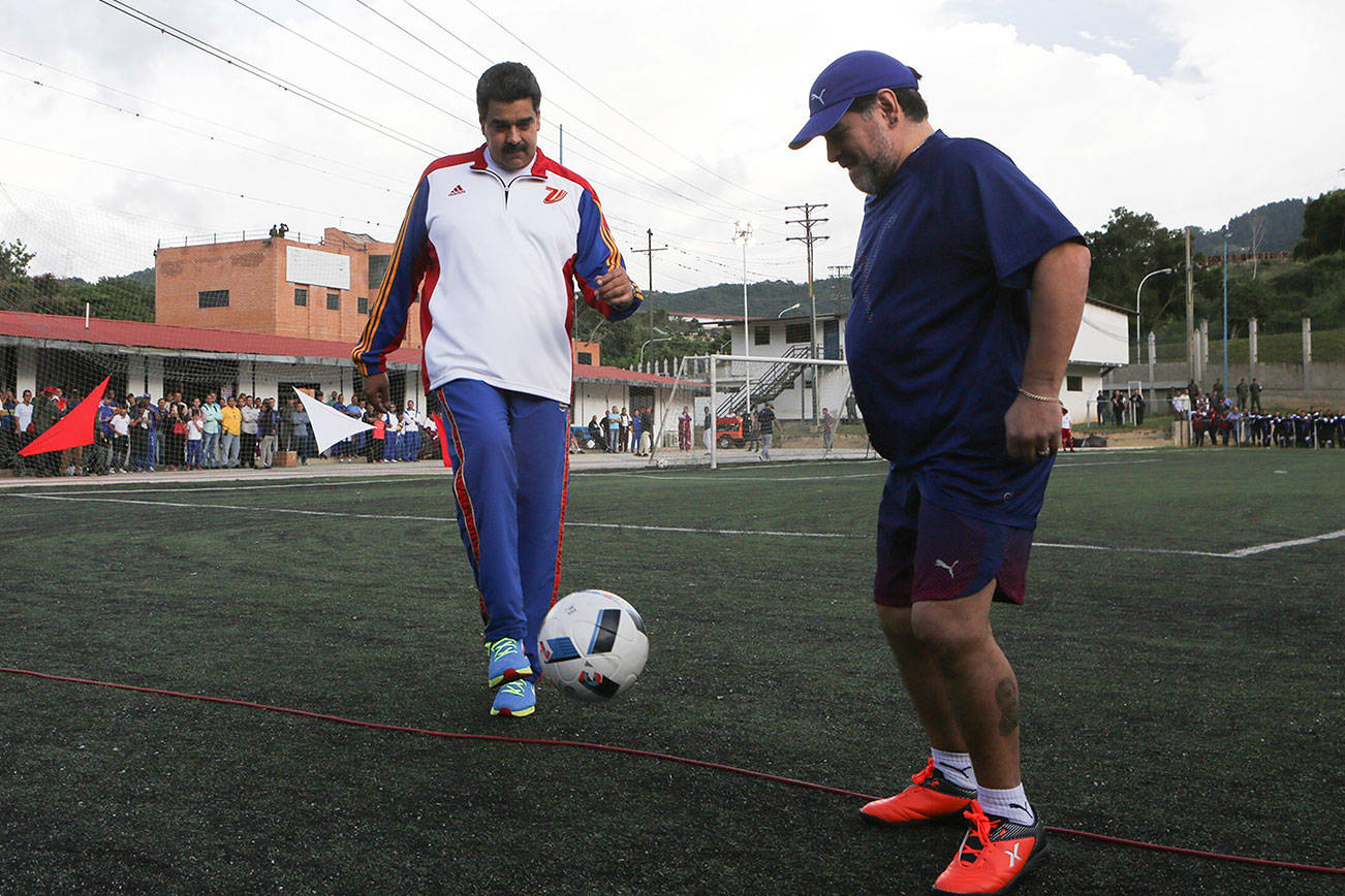 Maradona y presidente venezolano practican fútbol