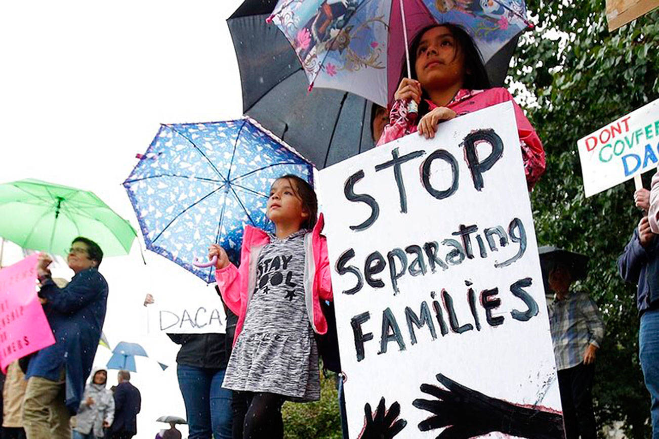 Dos senadores ofrecen propuesta para proteger a los dreamers