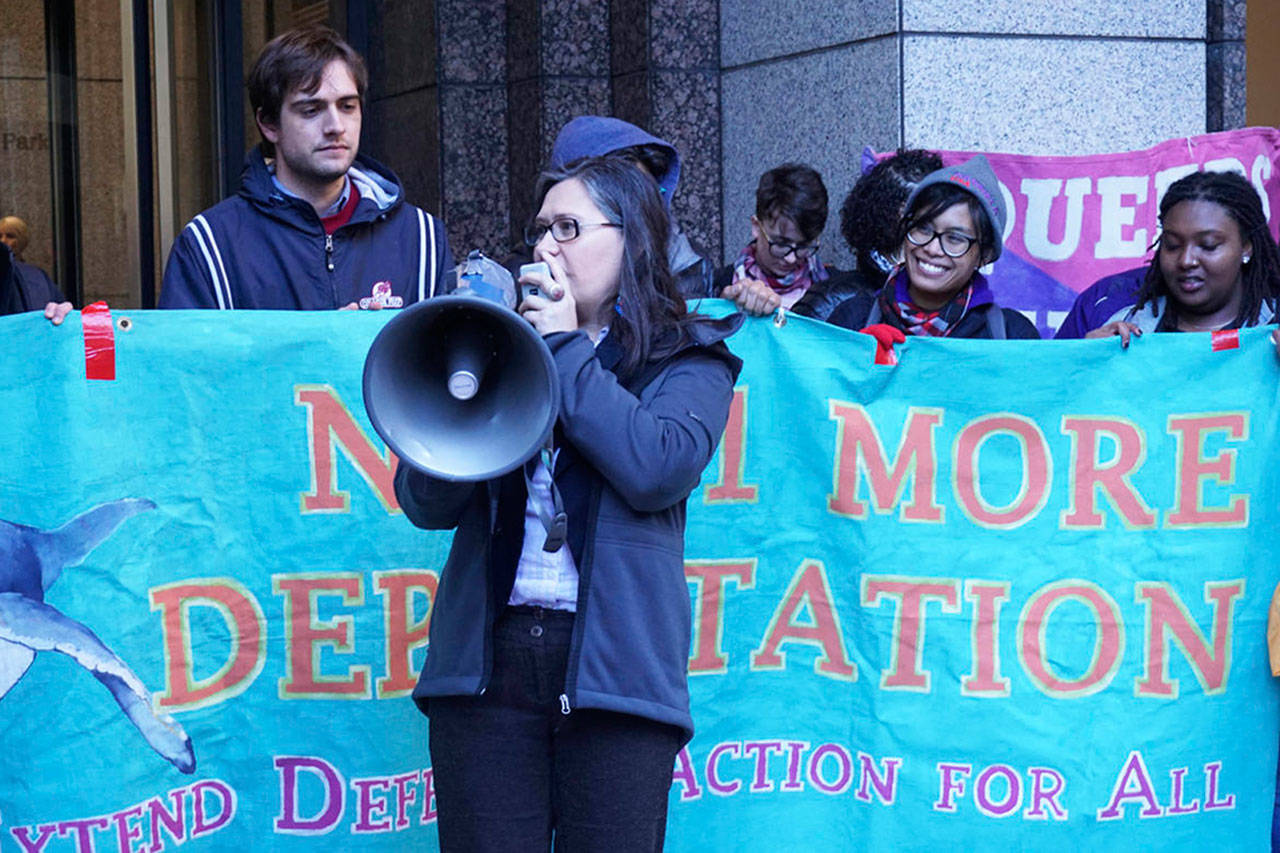 Cientos se reunieron para apoyar a Maru Mora-Villalpando afuera del Tribunal de Inmigración de Seattle.