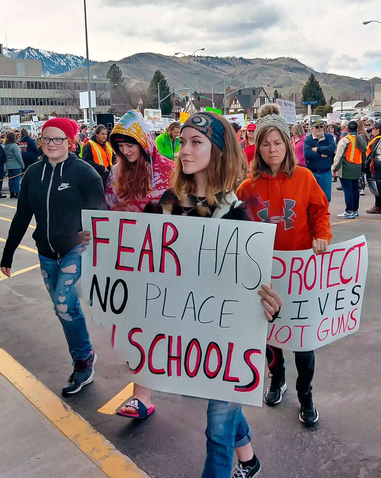 Estudiantes de Wenatchee salen de la clase para honrar a las víctimas del tiroteo en Parkland