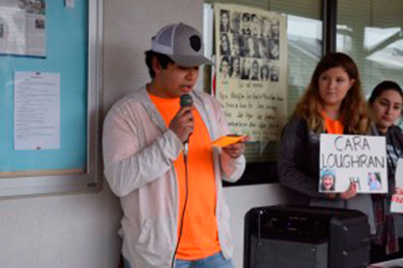 Estudiantes de Wenatchee salen de la clase para honrar a las víctimas del tiroteo en Parkland