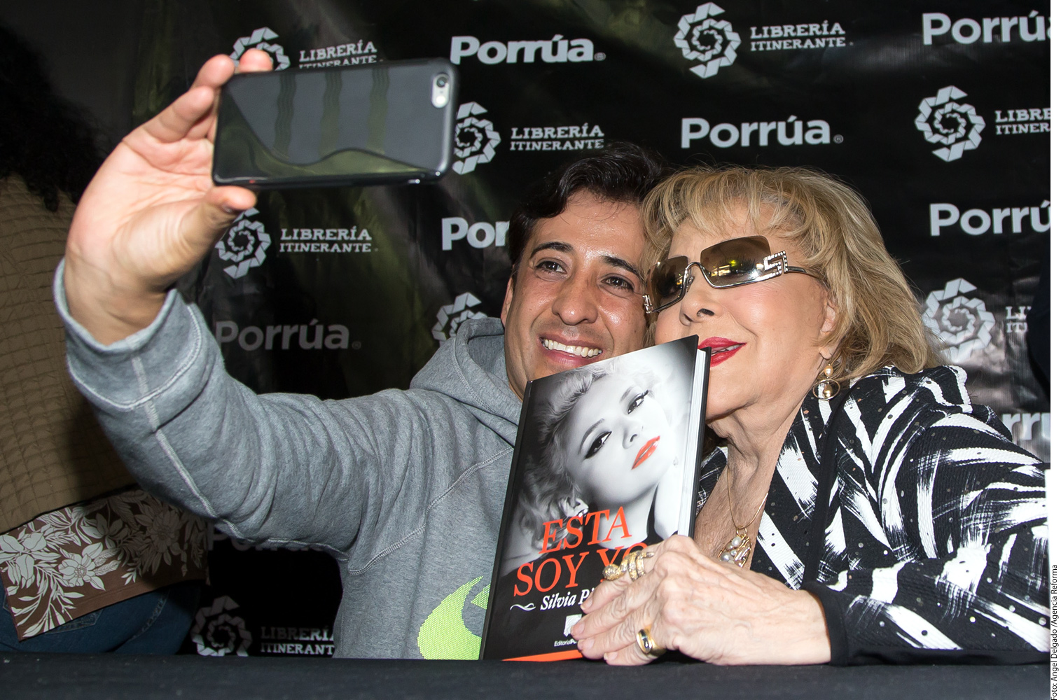 Escribe Silvia Pinal su libro con libertad La Raza del Noroeste