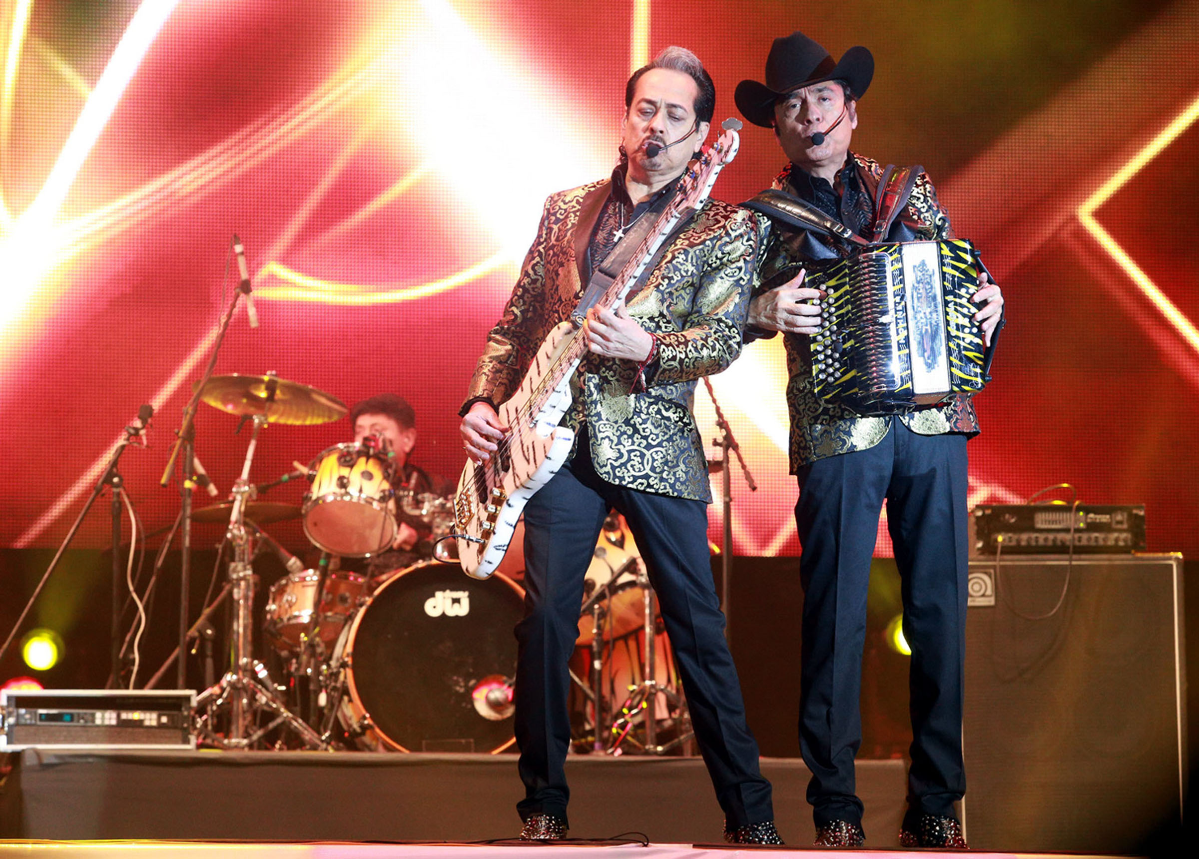 Dan Tigres del Norte bienvenida al 2016