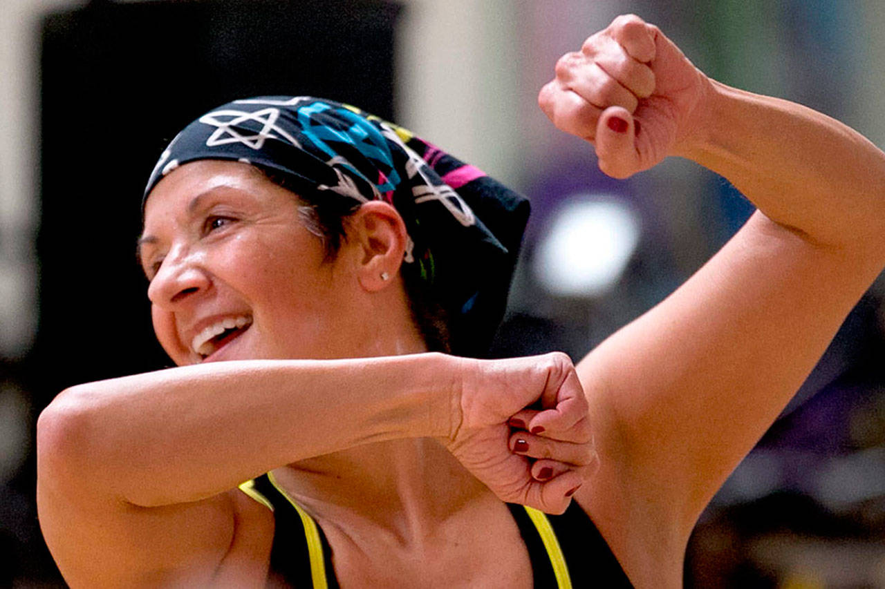 Nancy Isely lidera su clase de Zumba en español en el YMCA en Mukilteo. (Kevin Clark / The Herald)