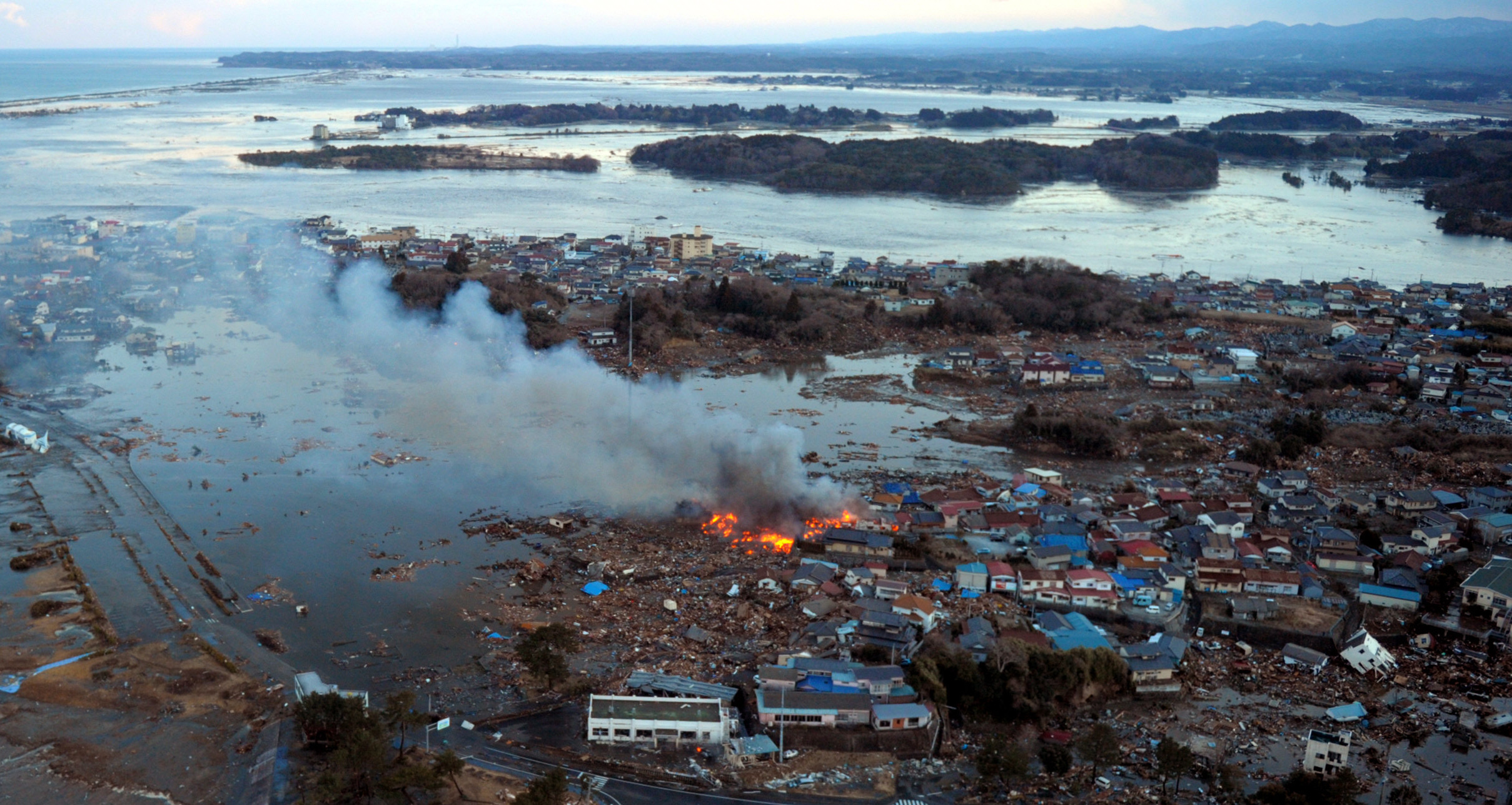 Japón registra cientos de muertos por terremoto y tsunami