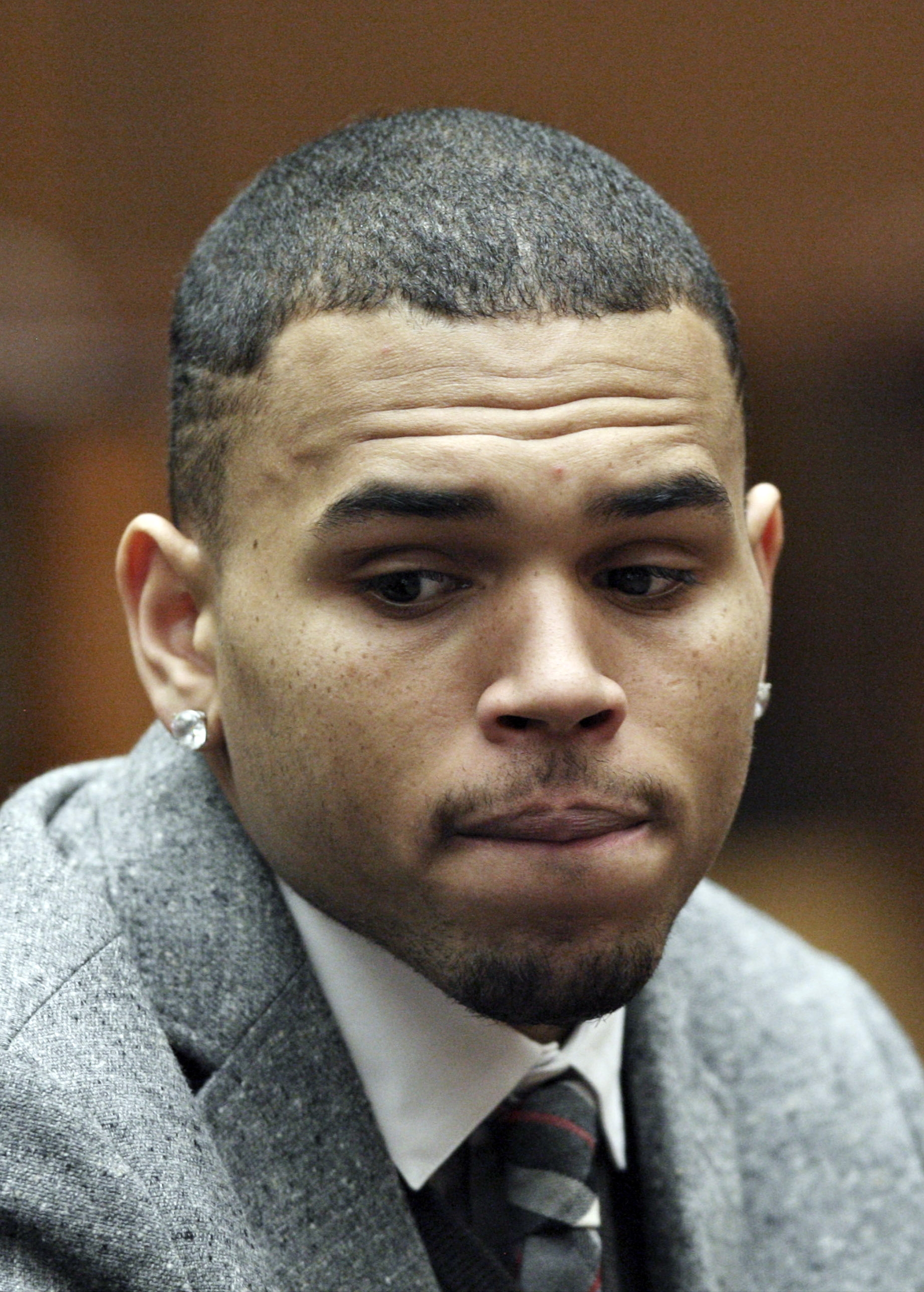 Chris Brown dice estar "decepcionado" por su comportamiento