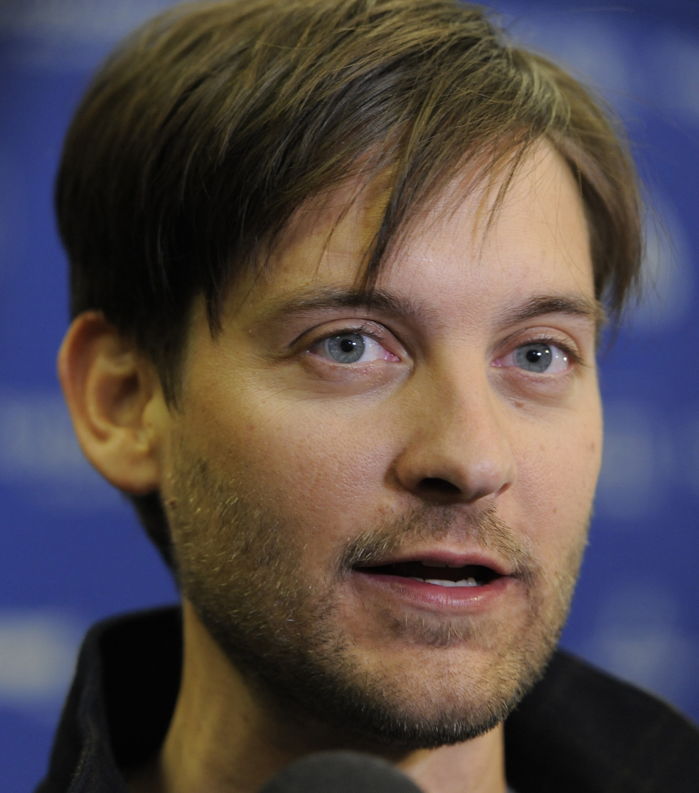 Demandan Tobey Maguire y otros por ganancias de póquer