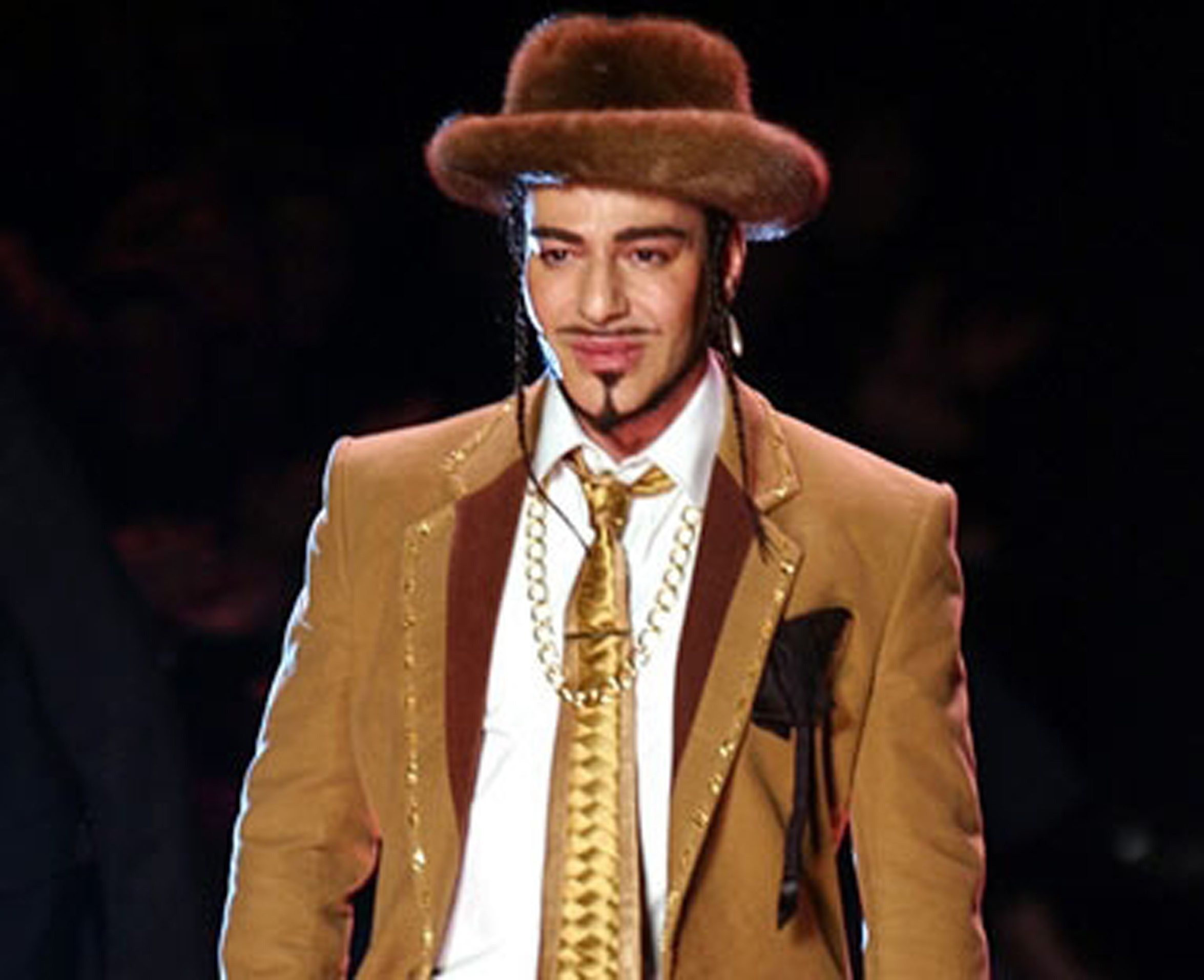 Multan con 6 mil euros a John Galliano