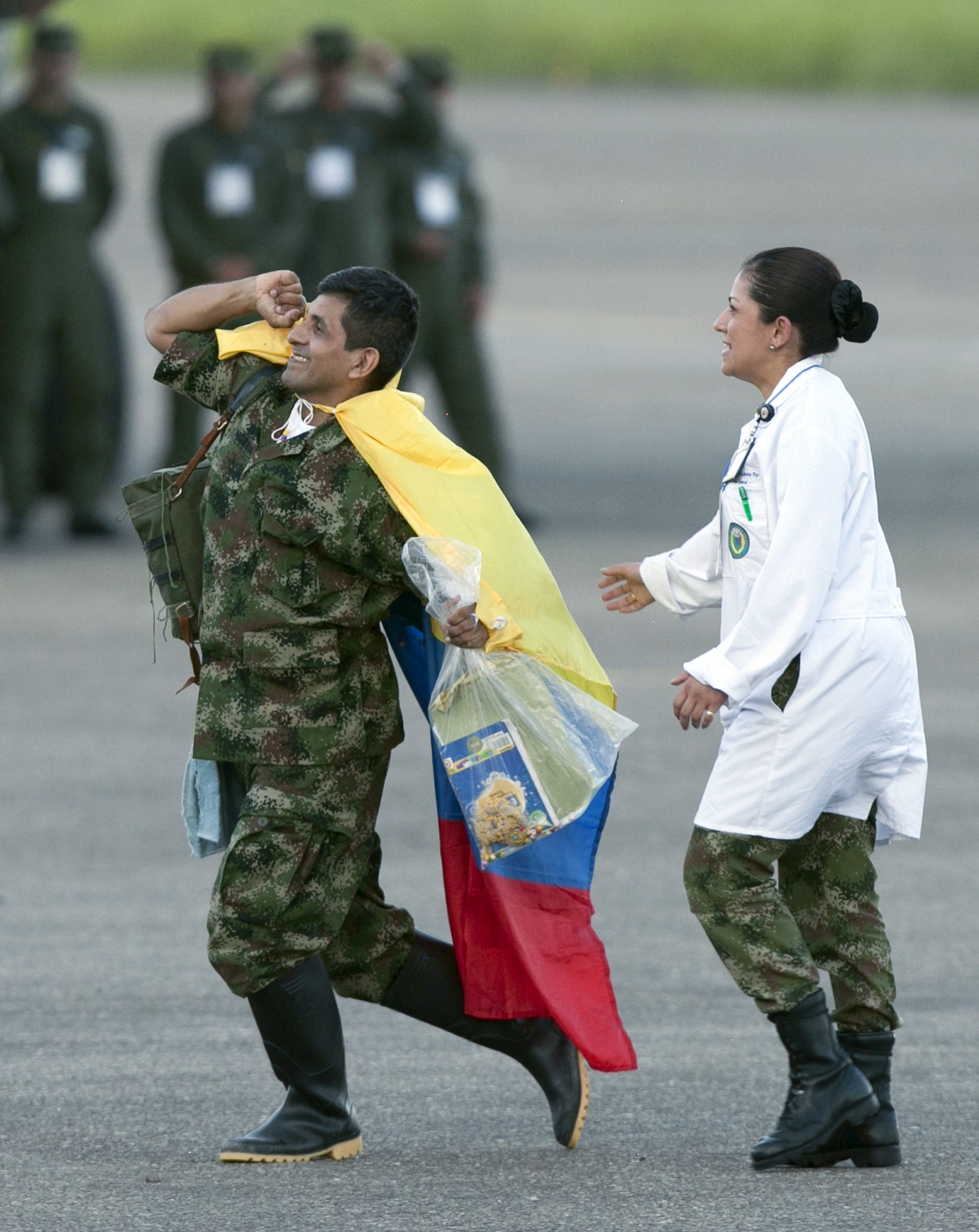 FARC libera a 10 uniformados