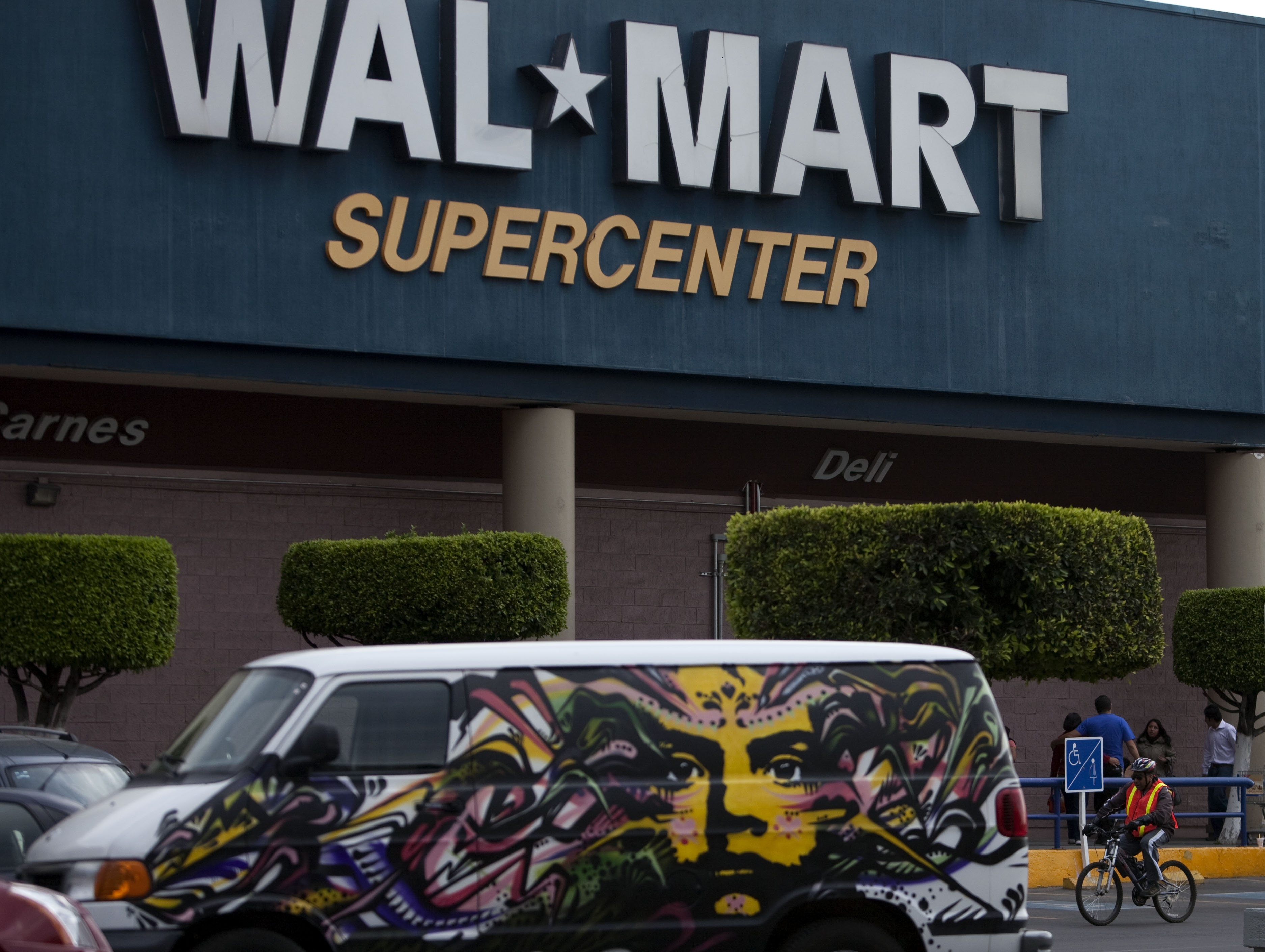 Wal-Mart encubrió sobornos en México