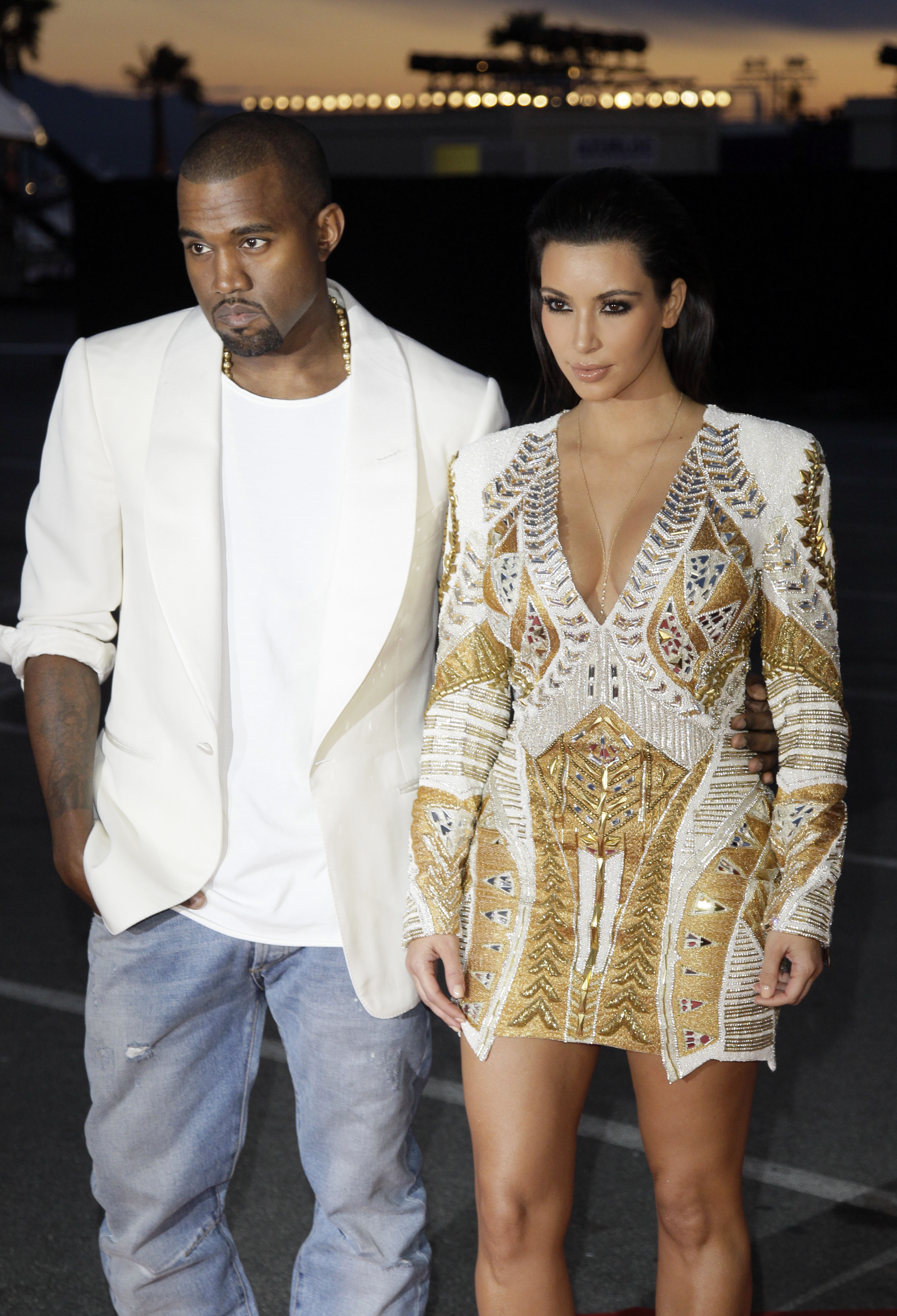 Kanye West exhibe cortometraje y a Kim Kardashian