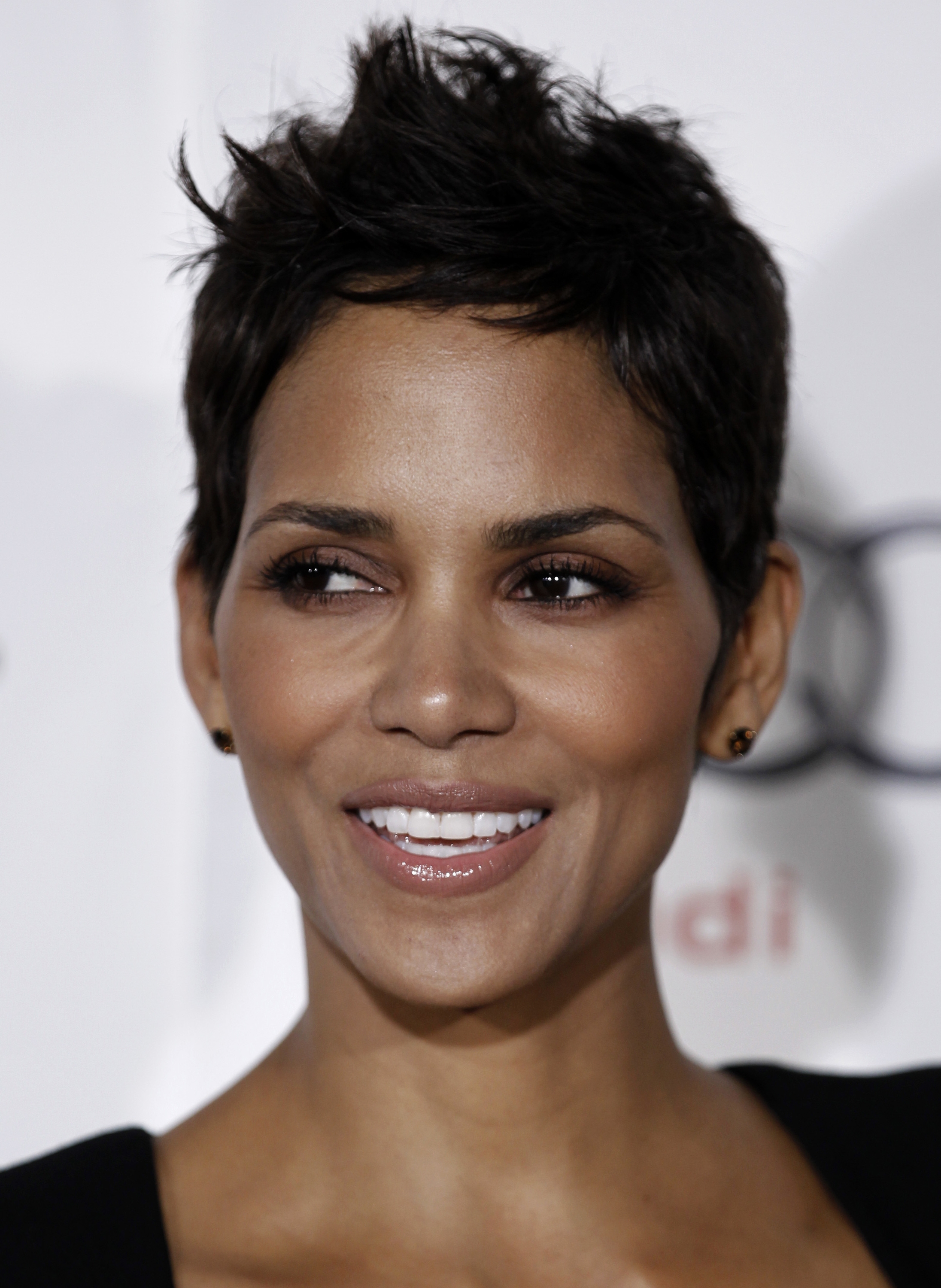 Halle Berry sufre lesión durante rodaje de "The Hive"