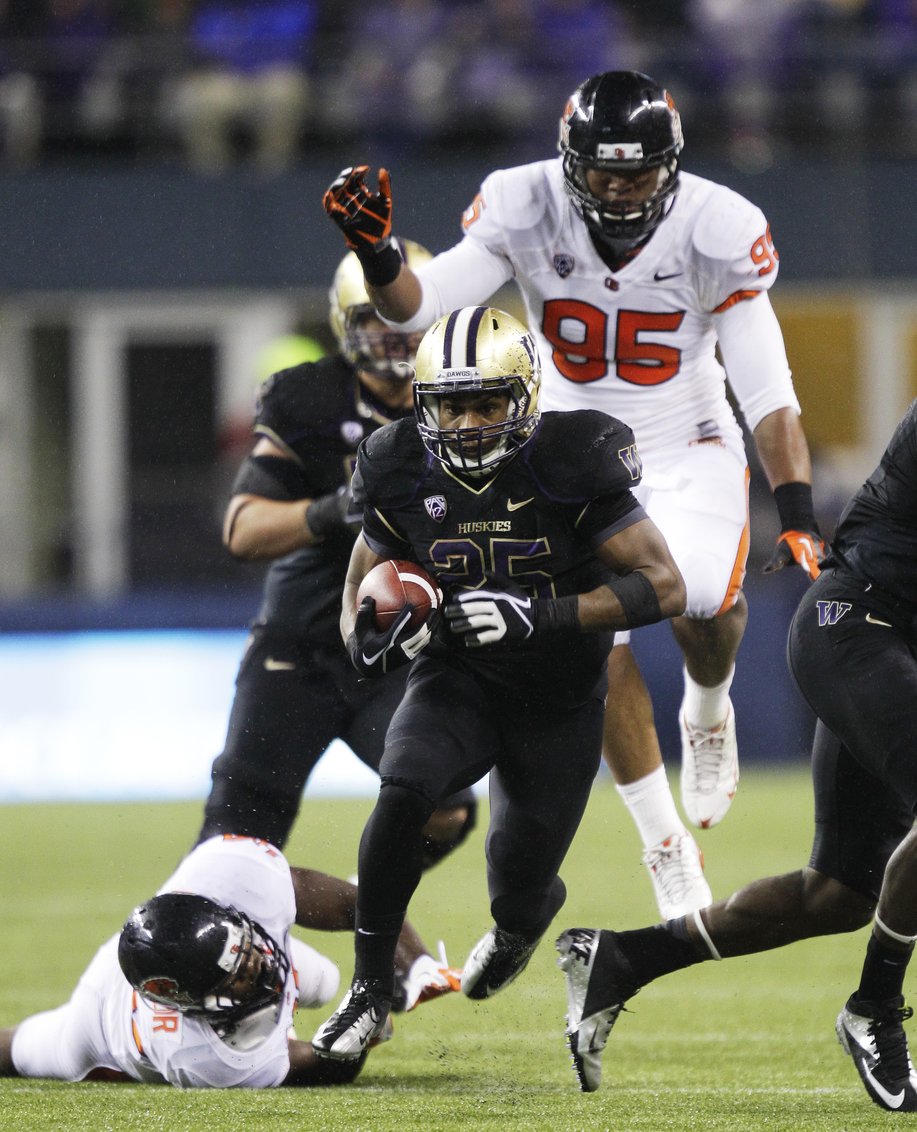 Huskies sorprenden a Oregon State