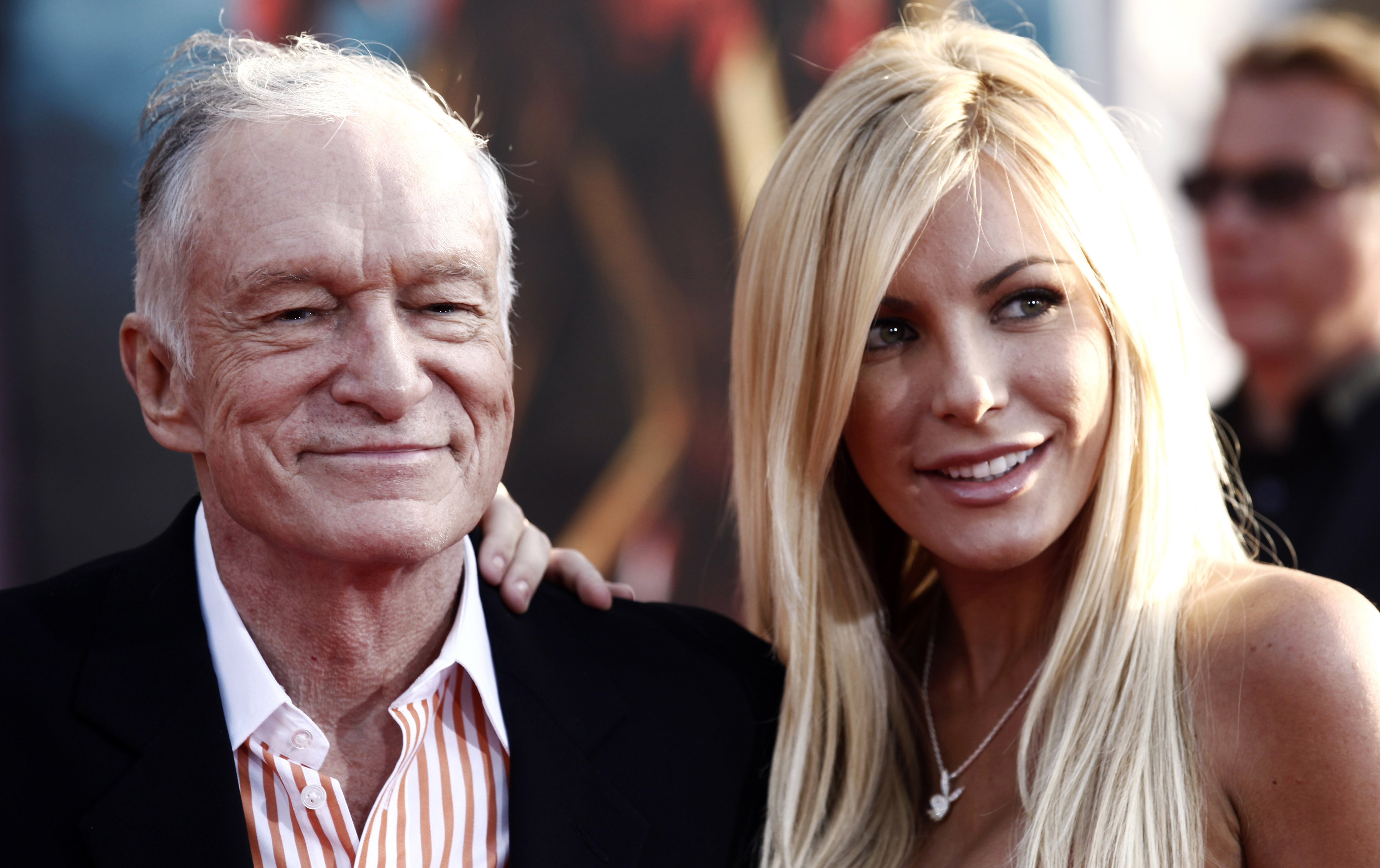 Hefner y prometida obtienen licencia de matrimonio