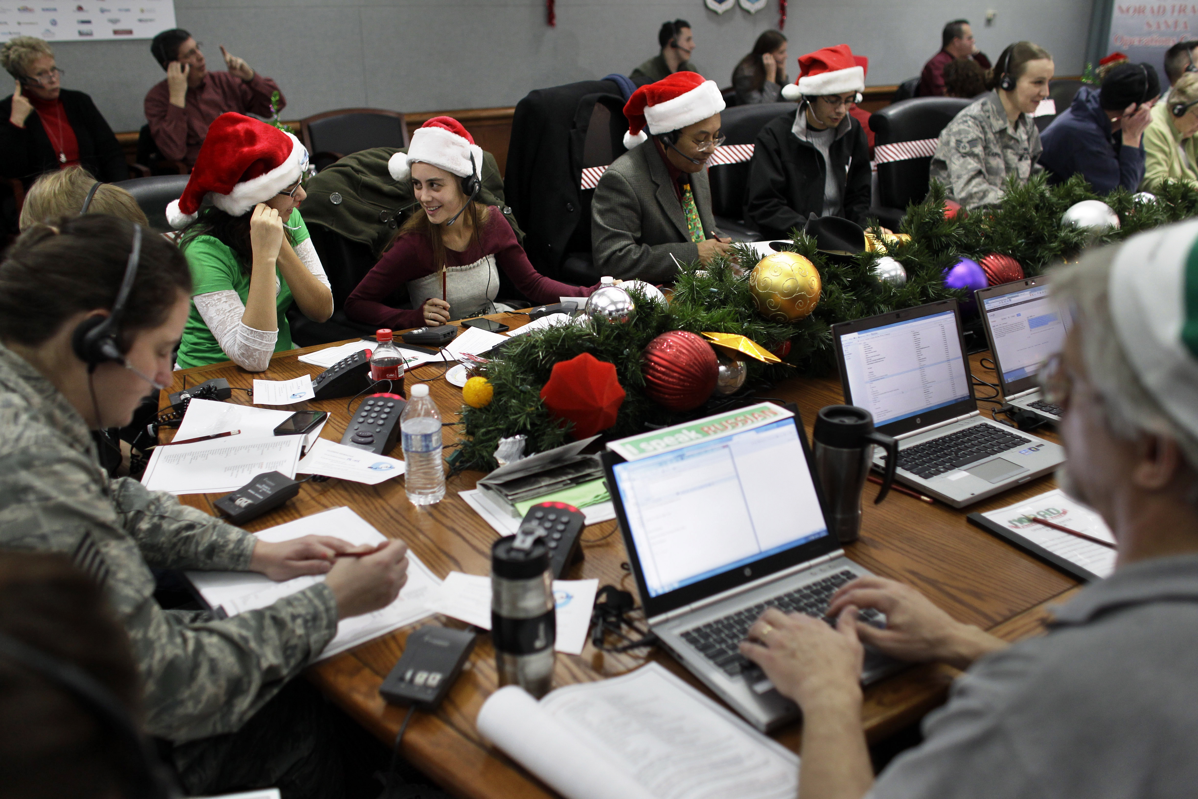 Siguen a Santa Claus en recorrido por el mundo