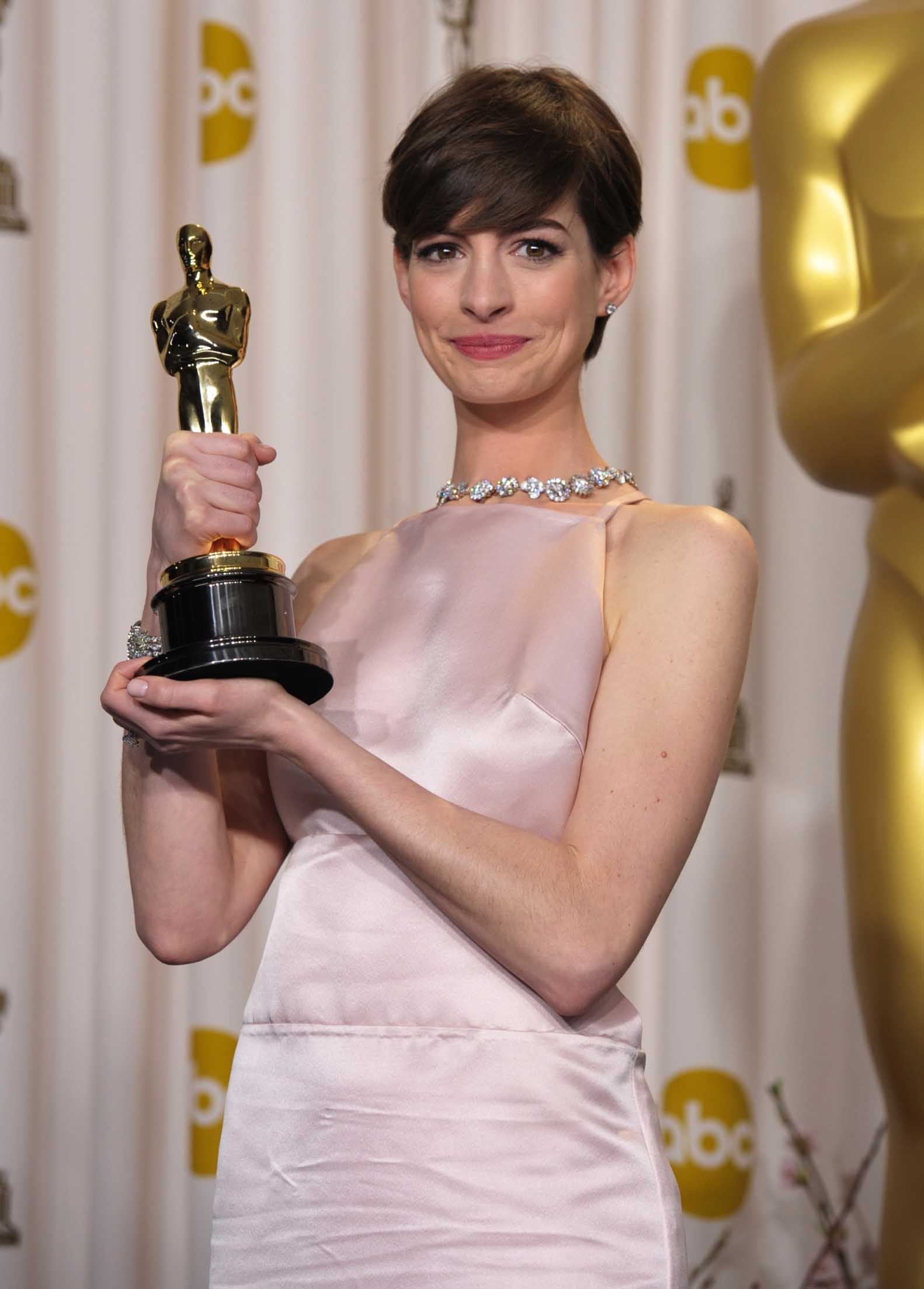 Hathaway gana el Oscar con su papel de Fantine