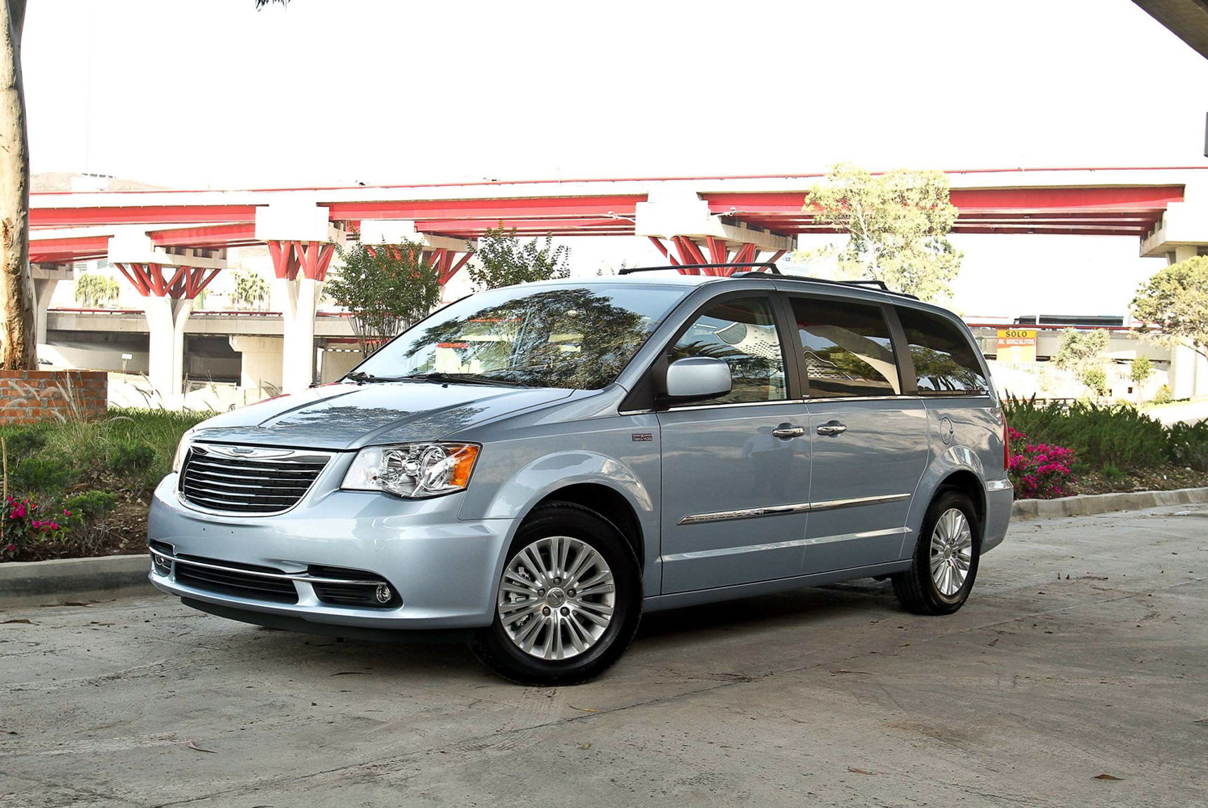 Lanza Chrysler edición especial de minivan