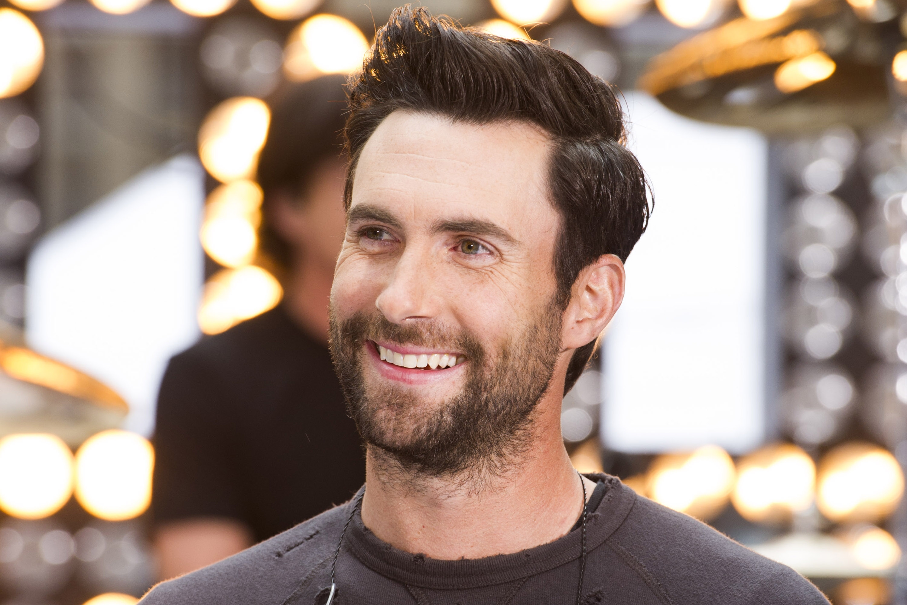 Adam Levine se compromete con una modelo