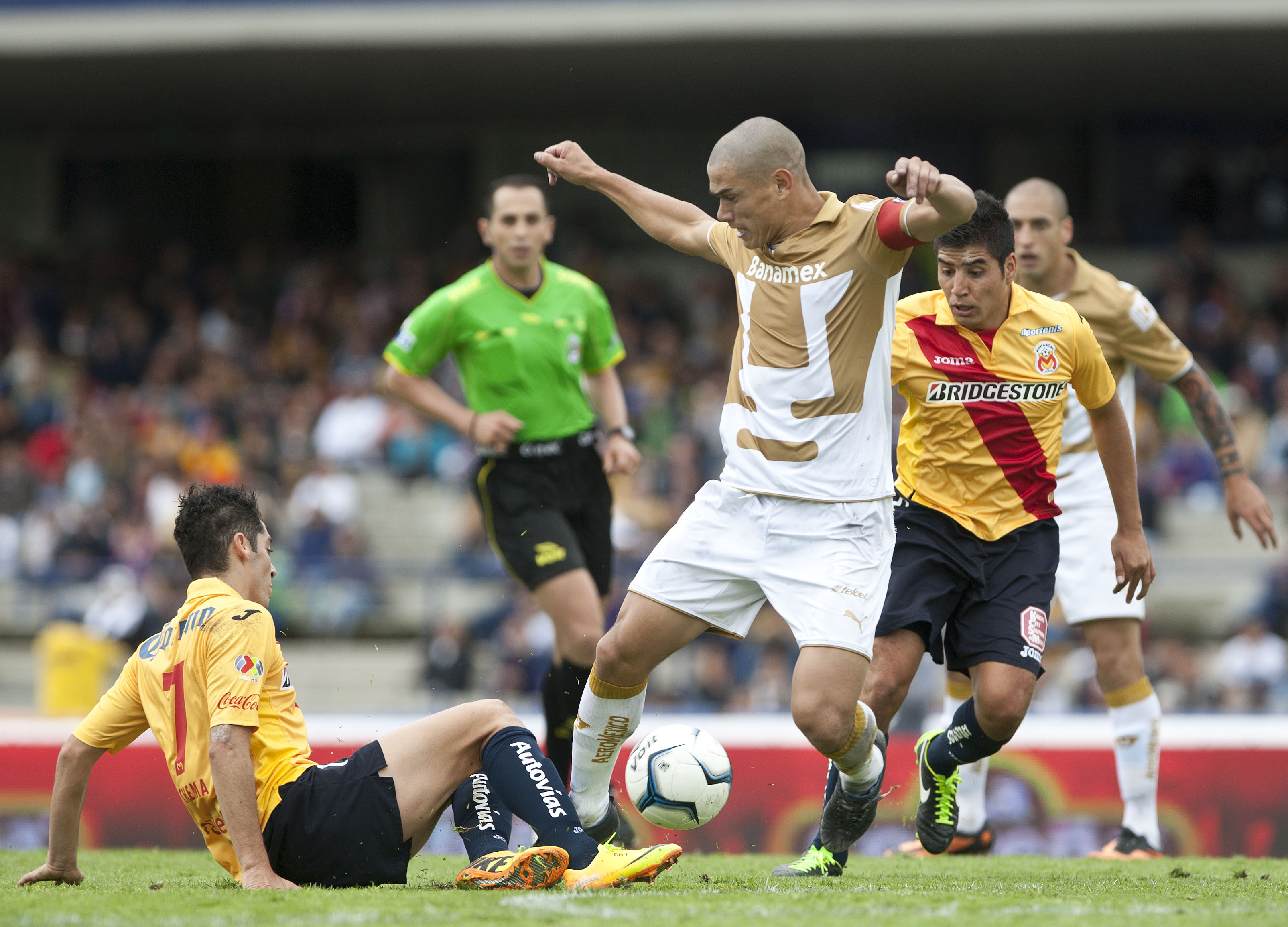 Pumas y Chivas siguen con decepcionantes campañas