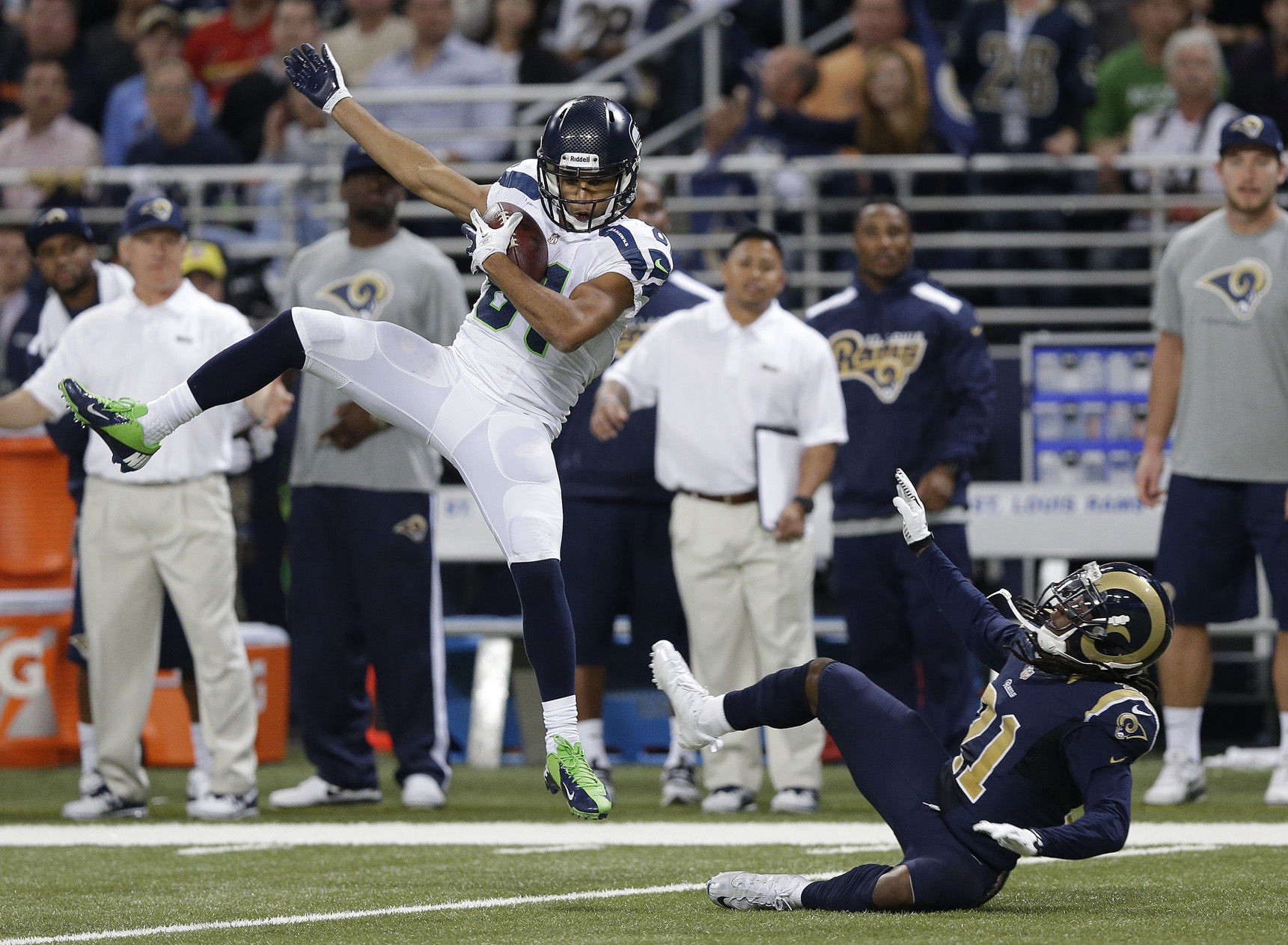 Seahawks sufren para vencer a Rams