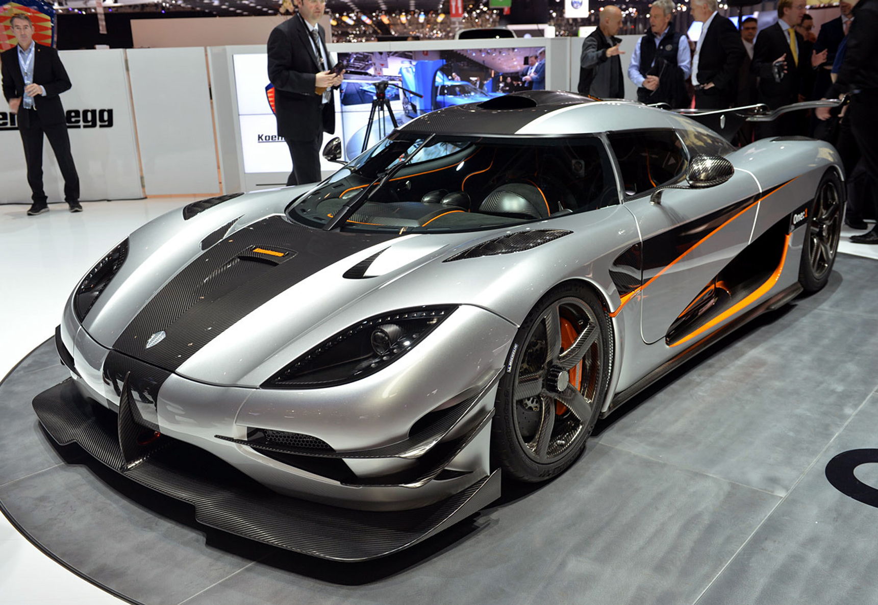 Lanza Koenigsegg nuevo exótico