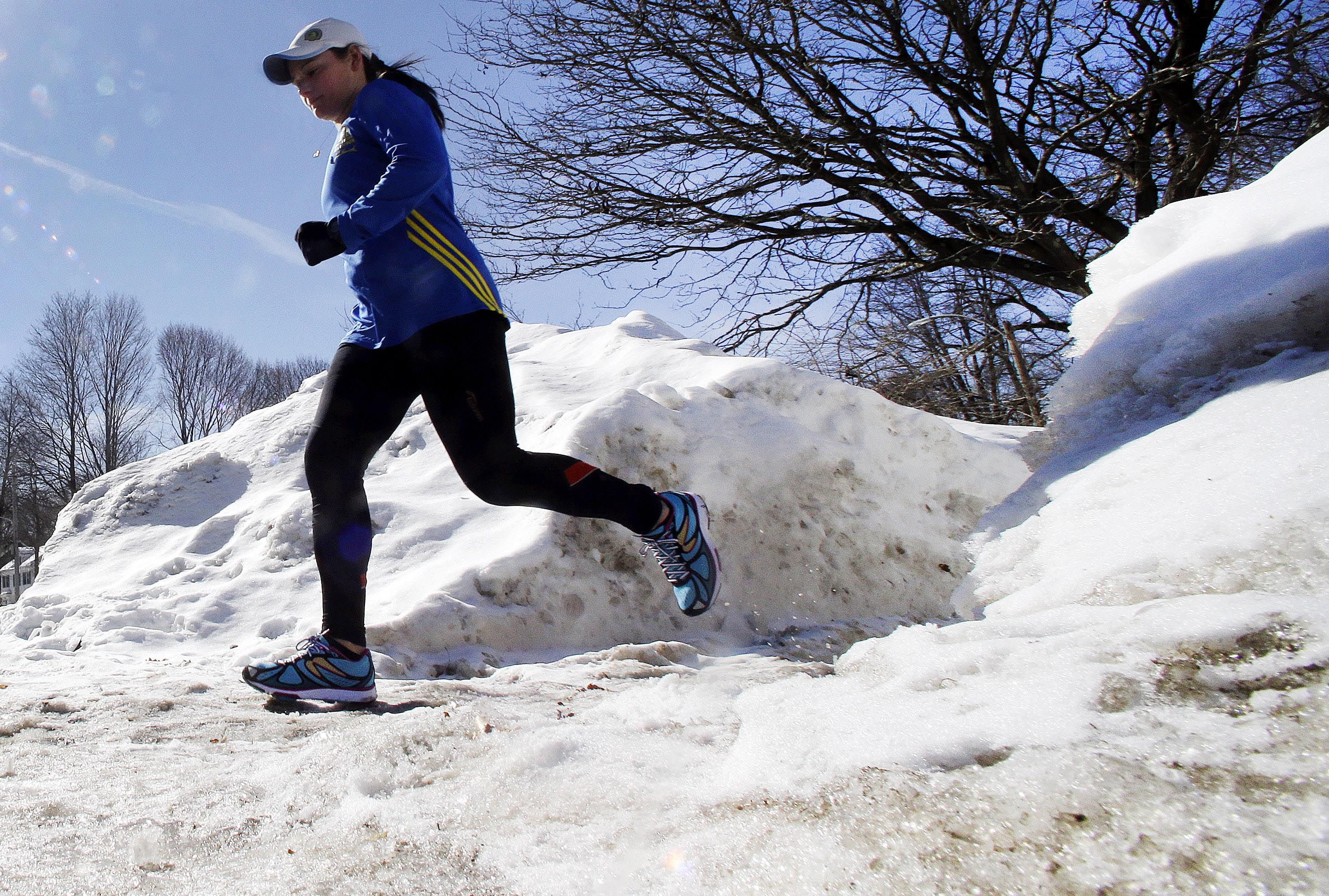 Nieve y hielo preparan a los  corredores de Maratón en Boston