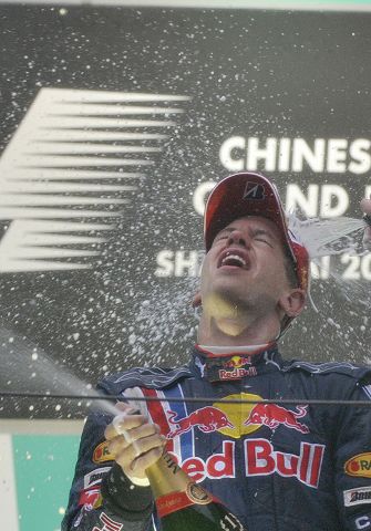 Vettel triunfa en china