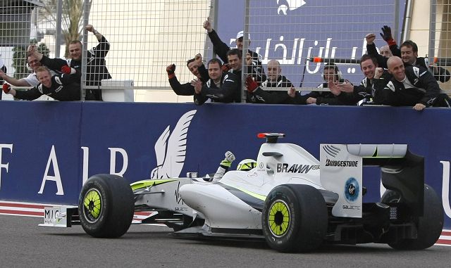 Button gana en Bahrein