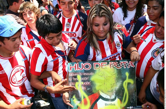 Protestan aficionados de Chivas por nuevo escudo