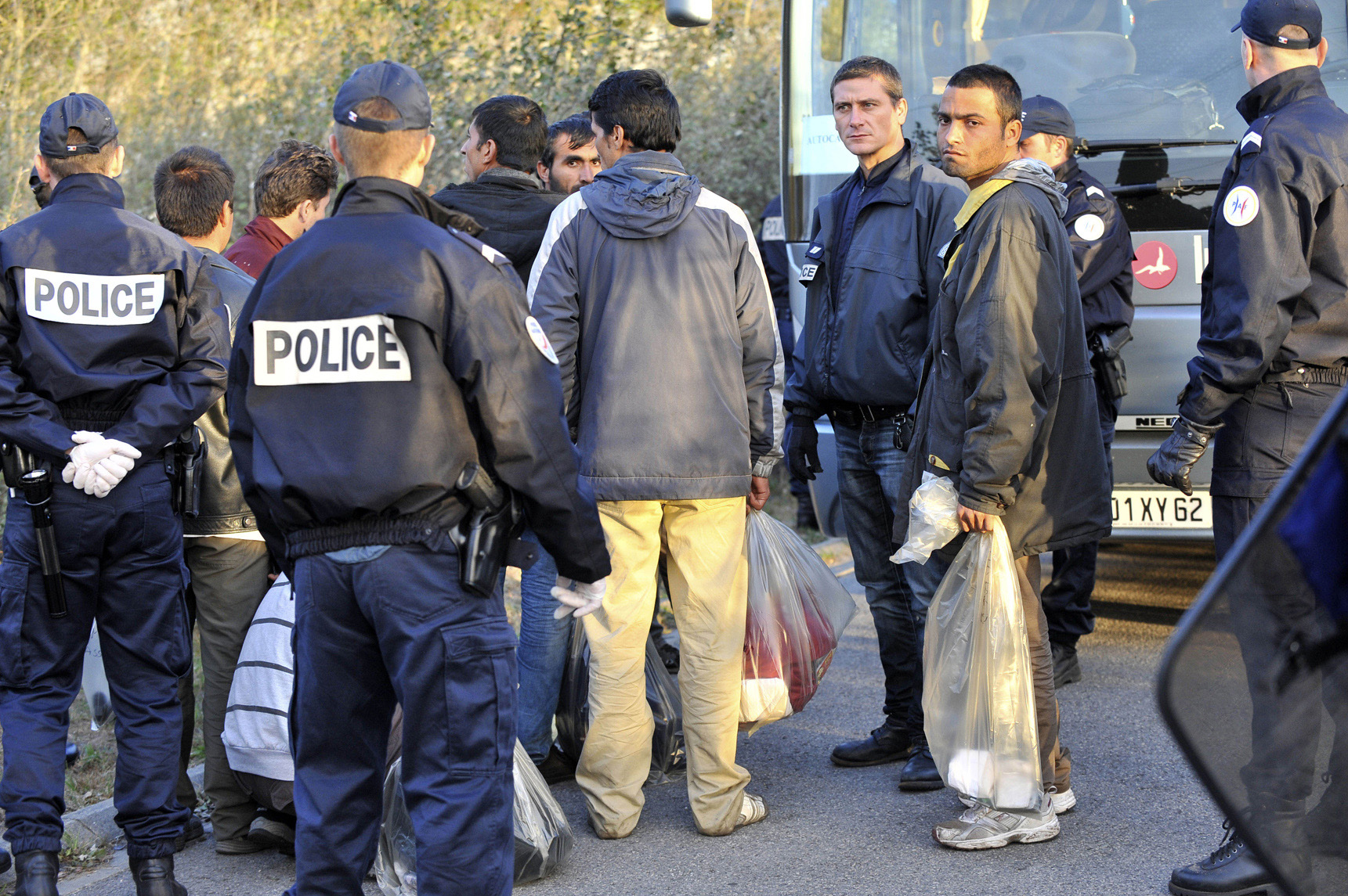 Policía desaloja a indocumentados