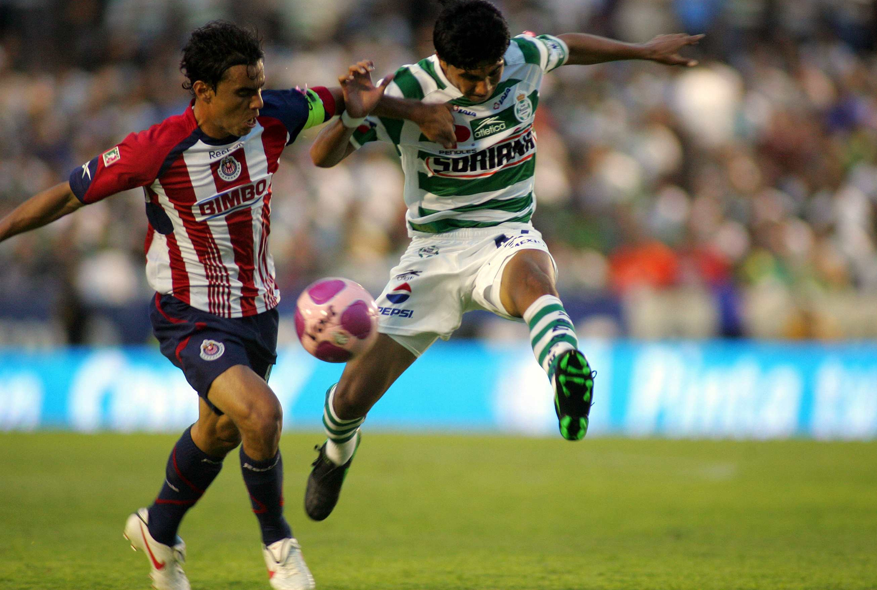 Santos superan a las Chivas