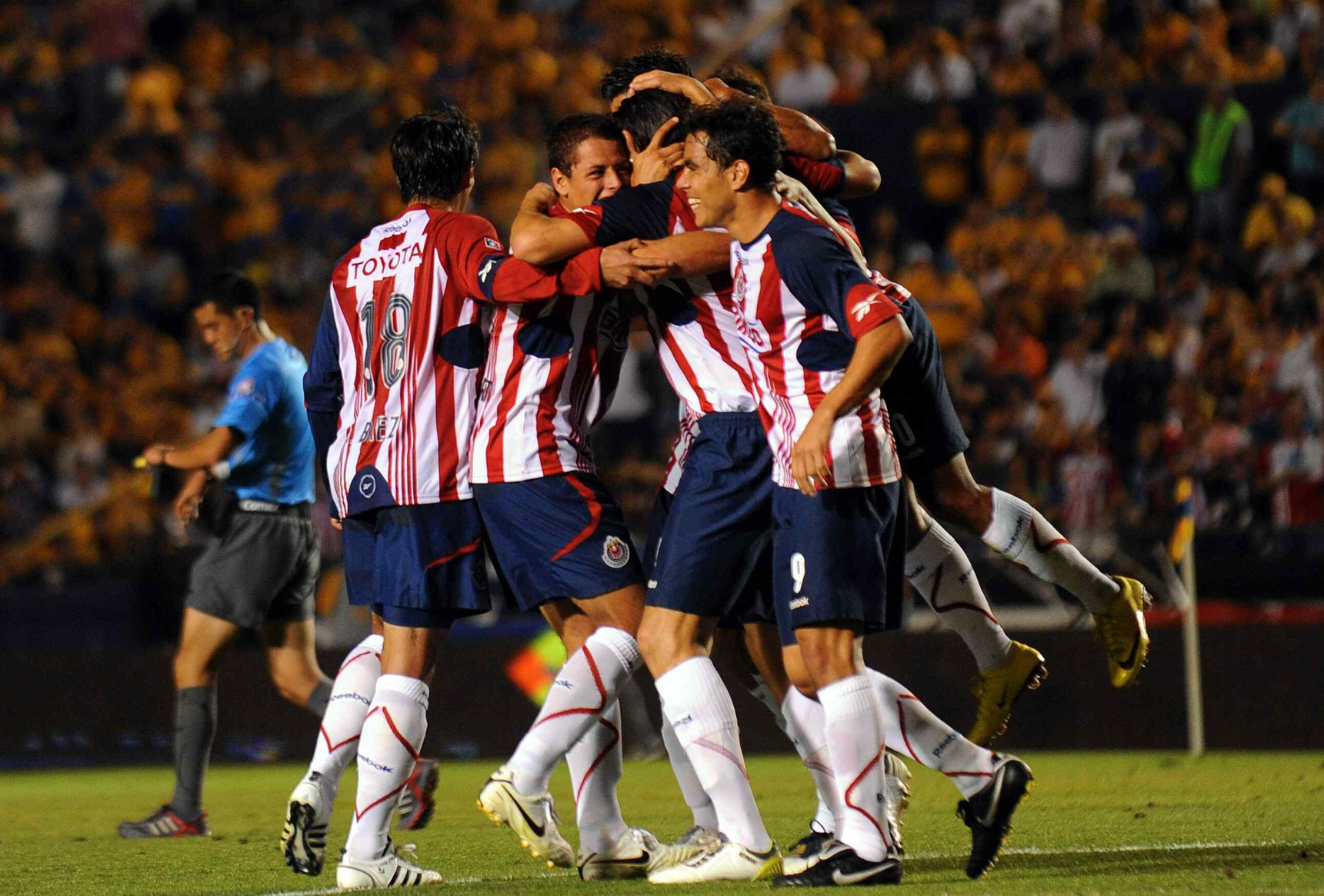 Chivas luce en triunfo sobre Tigres