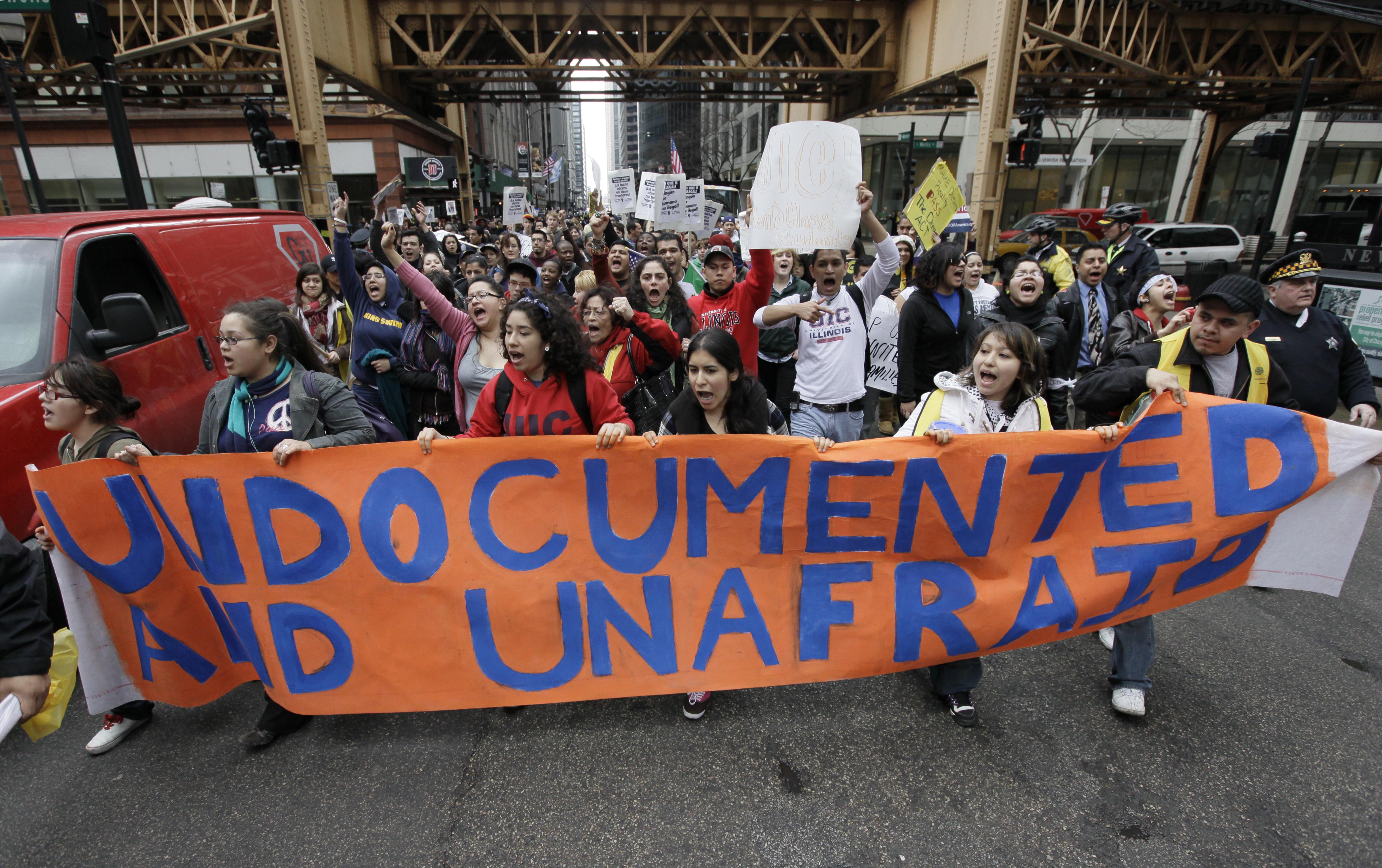 Inmigrantes indocumentados jóvenes protestan en EEUU