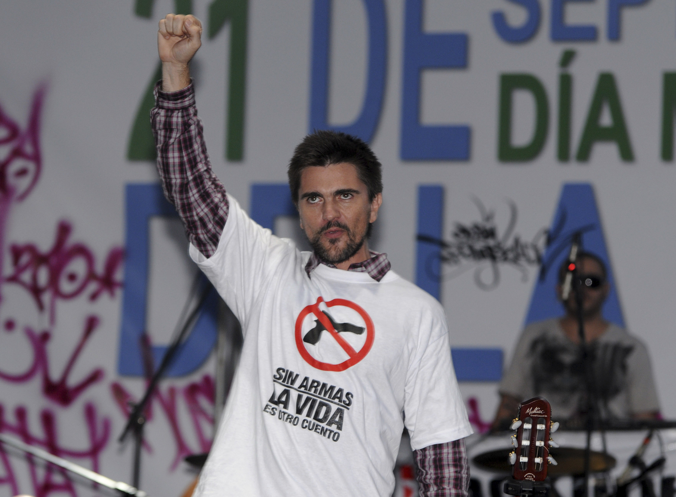 Juanes canta en su natal Medellín en Día Mundial de la Paz