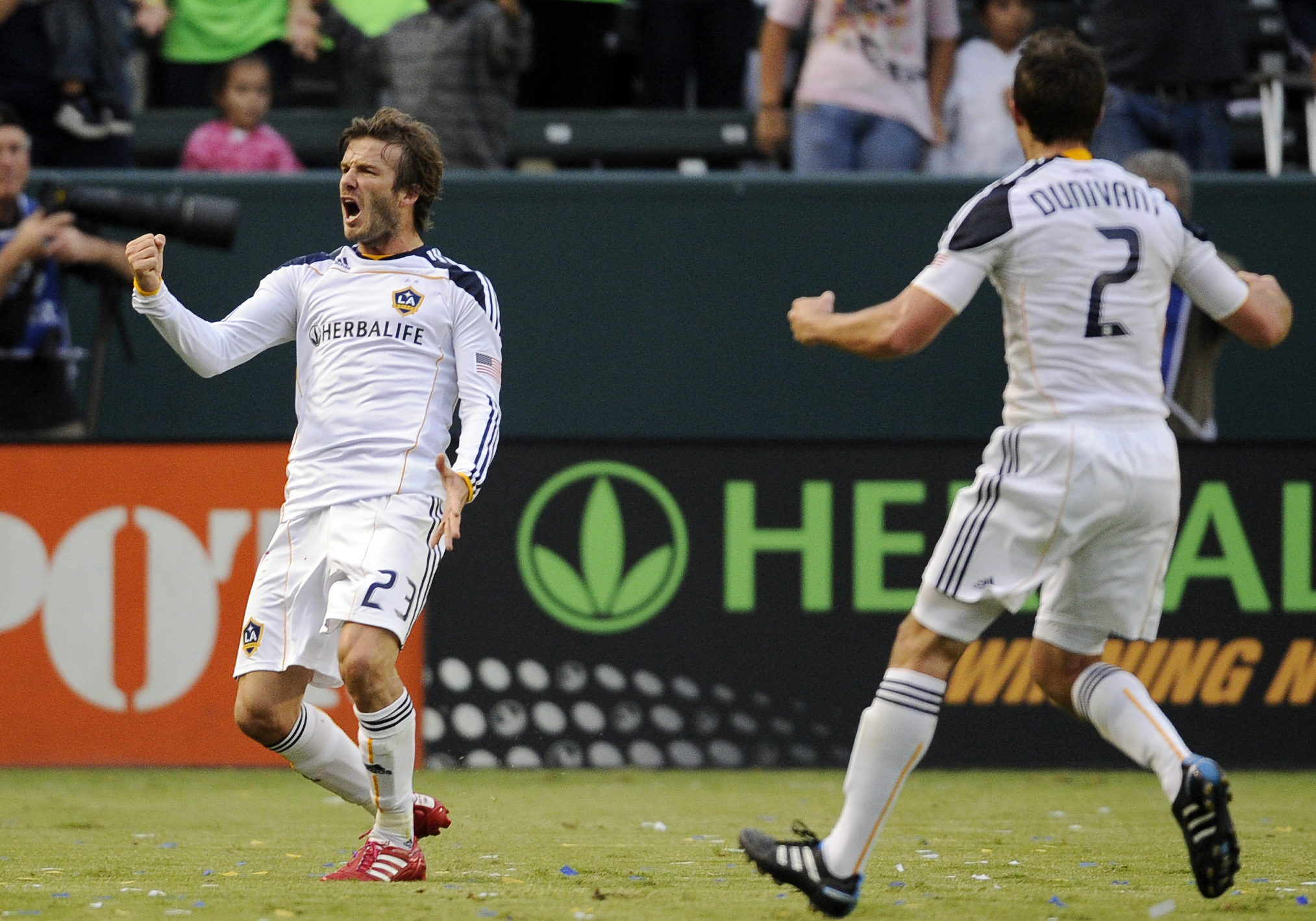 Beckham y Juninho le dan el escudo al Galaxy.