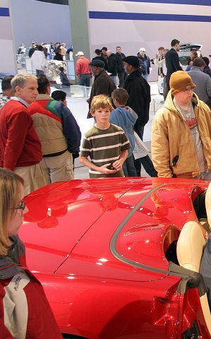 Miles de personas atestan Feria Automovilística