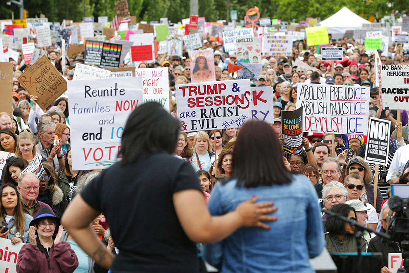 Cerca de 10,000 personas protestan frente a centro de detención en SeaTac contra la política migratoria