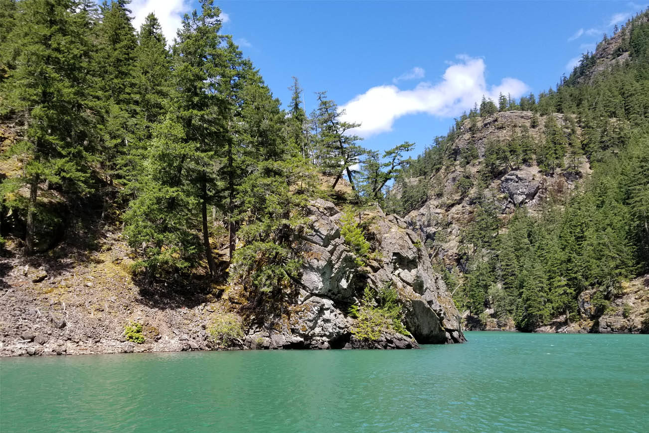 Vestido de Turquesa, Diablo Lake recibe a sus visitantes en las North Cascades