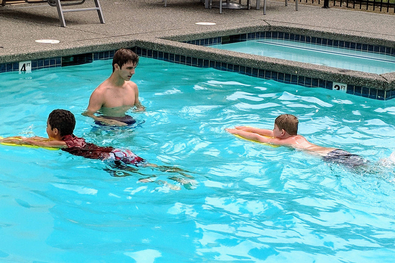 YMCA ofreció clases de natación gratuitas a jóvenes de Casino Road