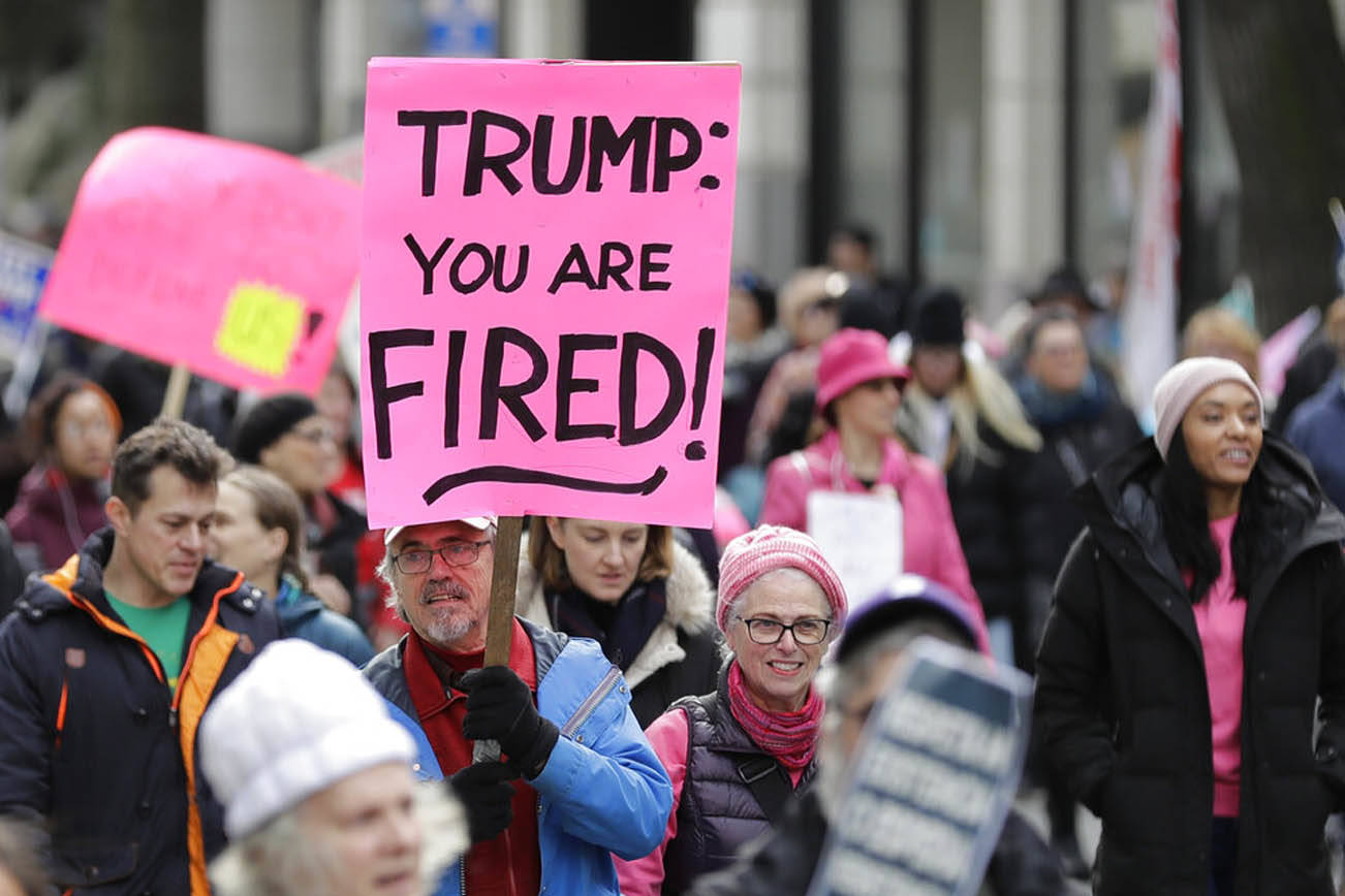 Marcha de las mujeres atrae a miles de personas en Seattle