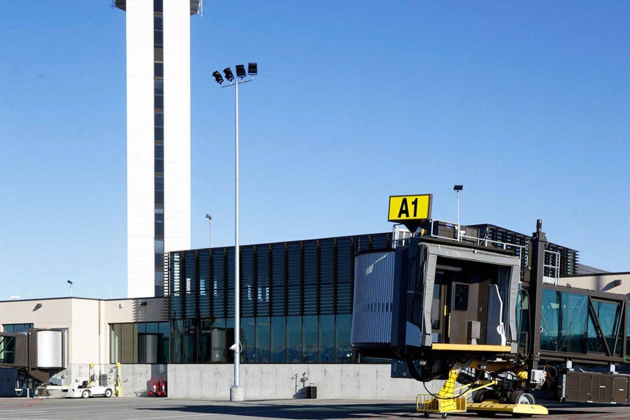 Pasajeros y trabajadores esperan la primera llamada de embarque de Paine Field