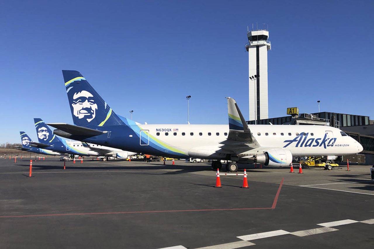 Primer vuelo de pasajeros sale de Everett