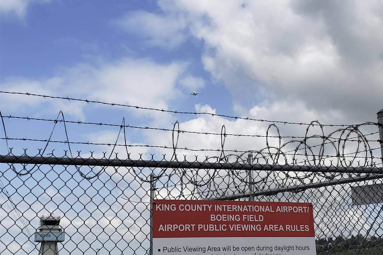 Oculto a simple vista: la colaboración del condado de King con los vuelos de deportación aérea de ICE en Boeing Field