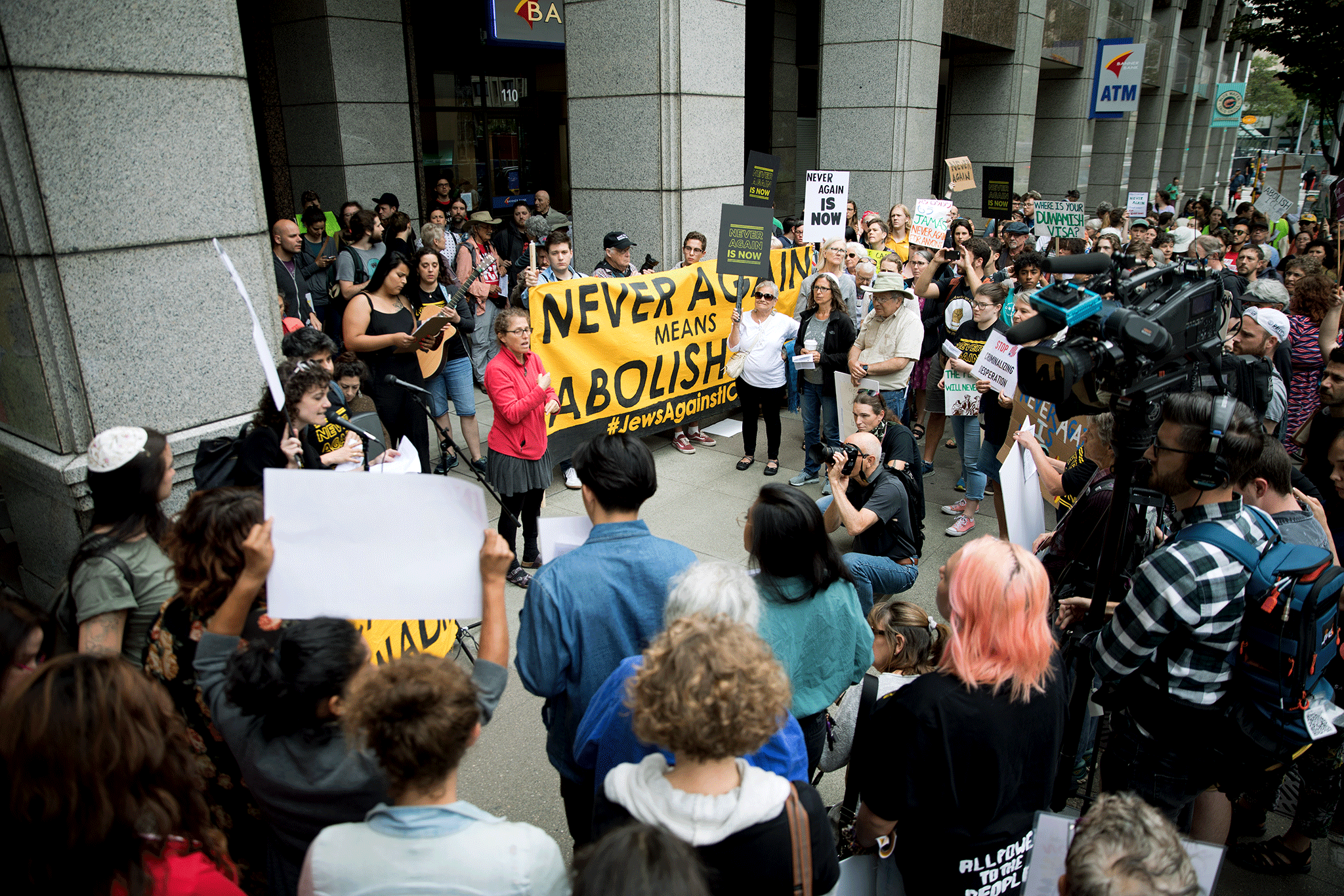 Exijen dignidad, seguridad, y libertad afuera de ICE en Seattle