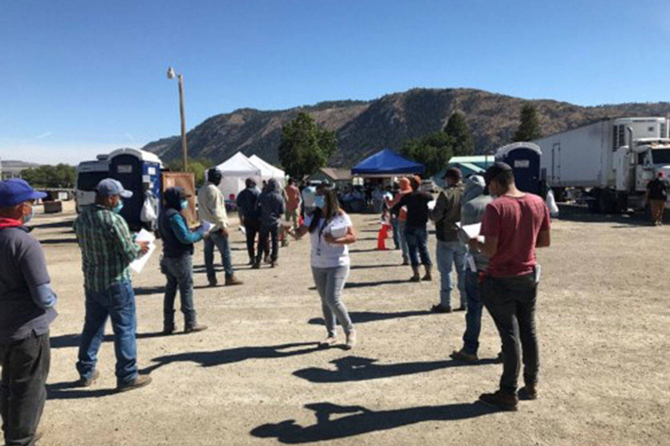 Susana Rodriguez, del programa de Relaciones con la Comunidad, reparte folletos en una granja de Brewster.