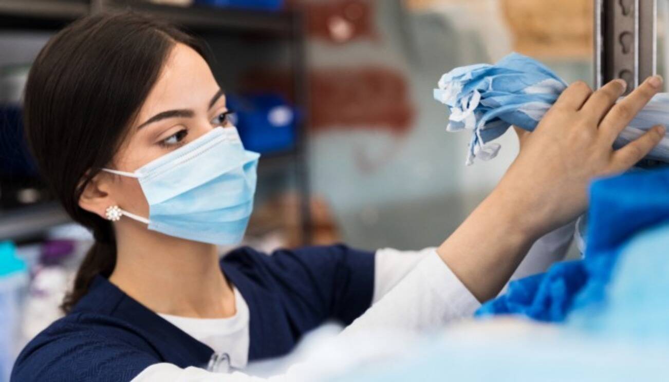 nurse wearing mask